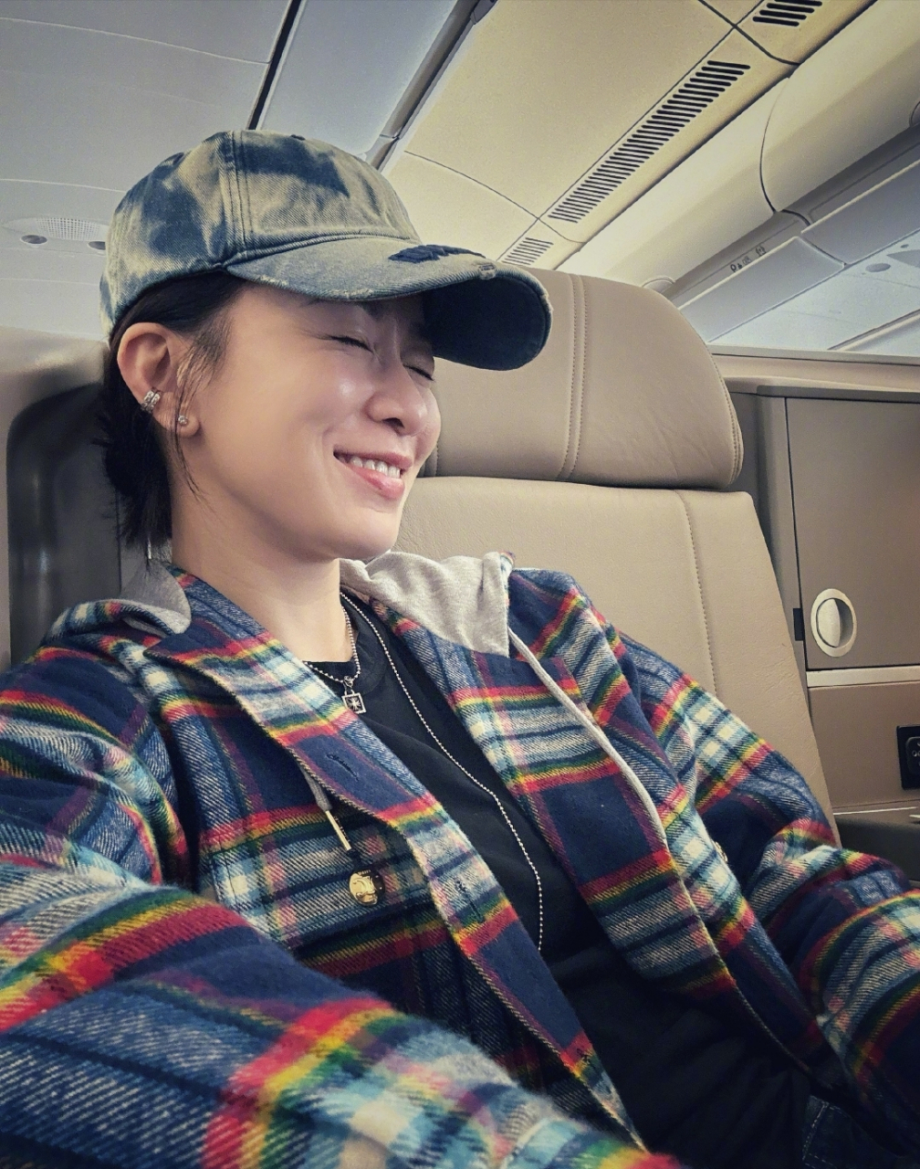 佘诗曼素颜自拍照,皮肤状态极佳