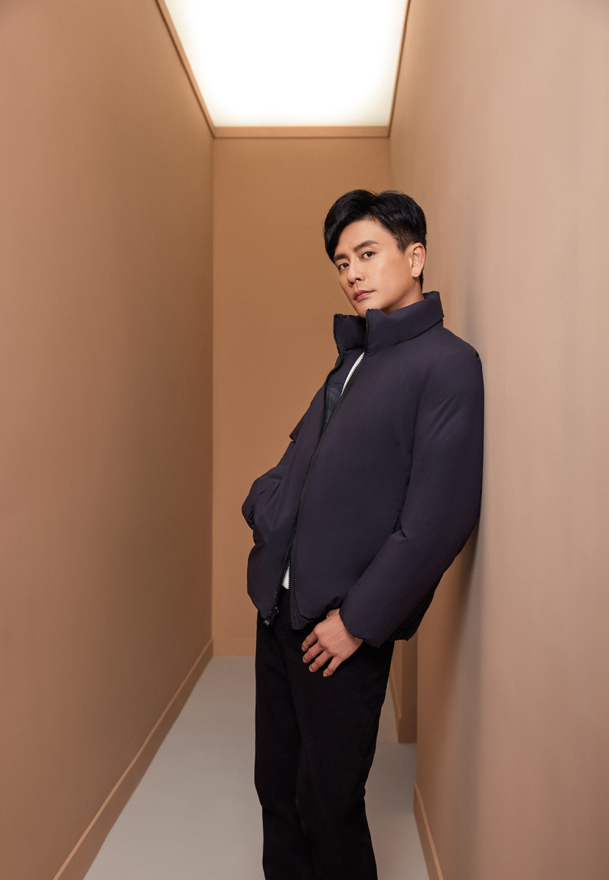 黄宗泽身穿双面夹克,太帅气了