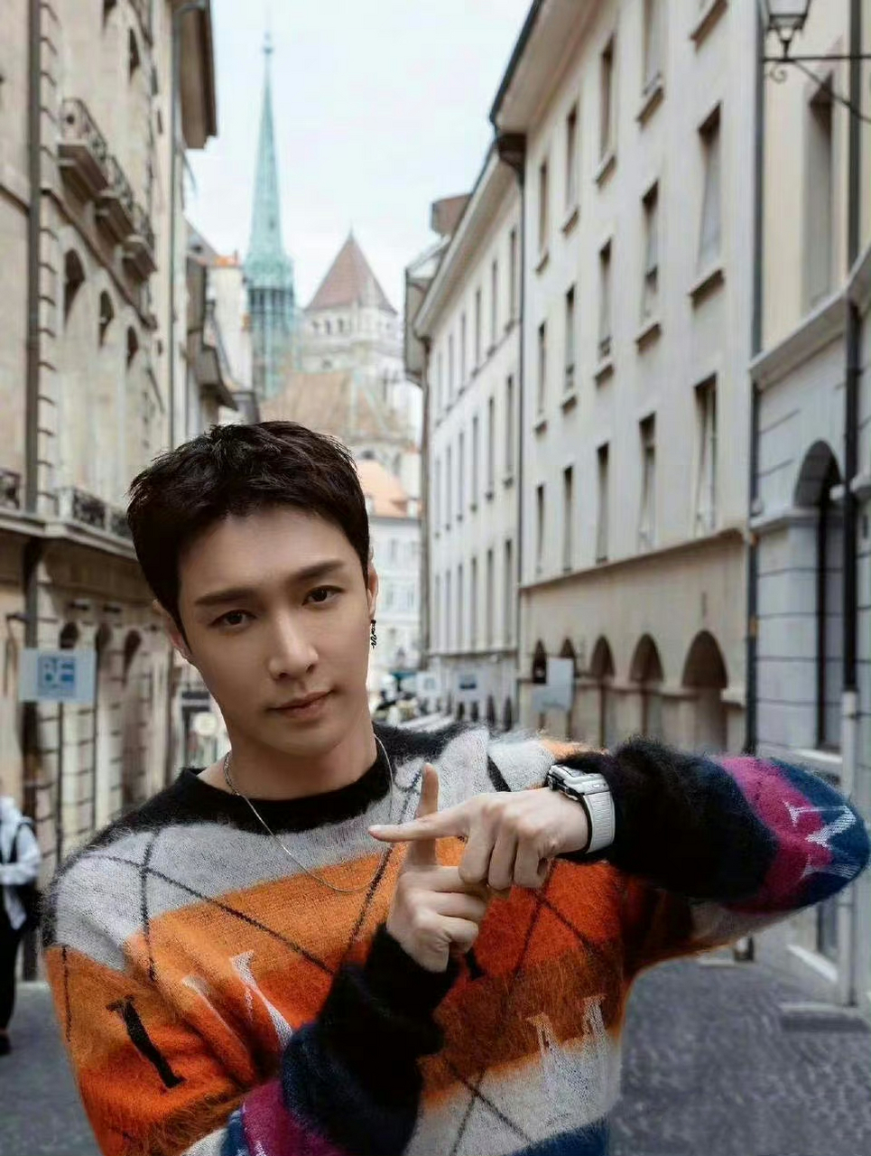 张艺兴街拍时尚造型