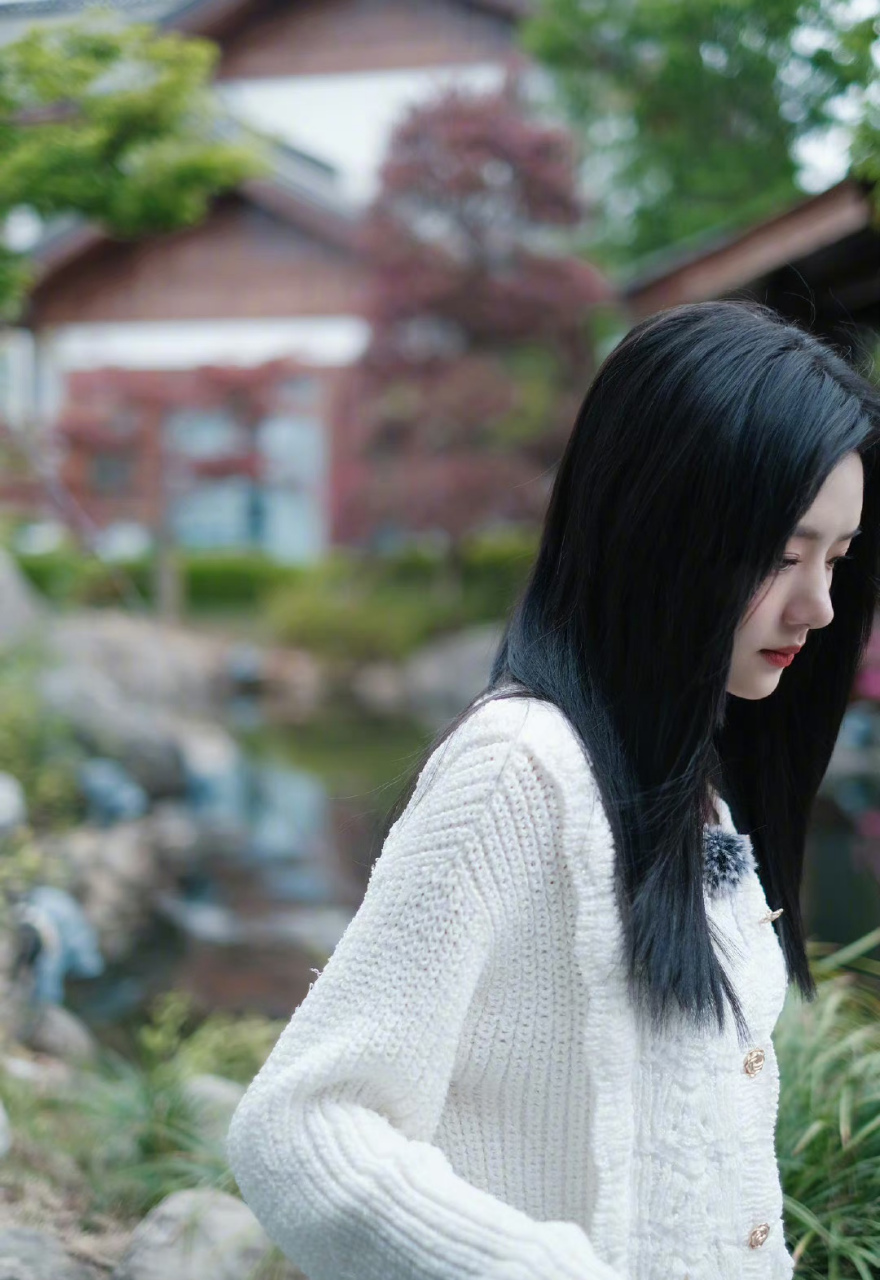 任敏长发随拍,造型清新可人