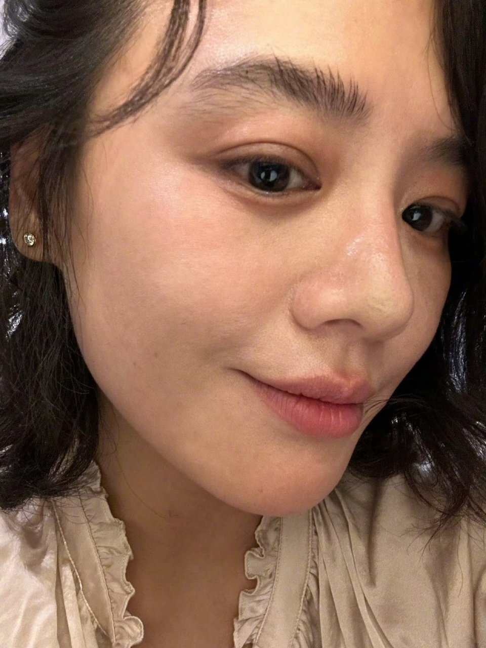 马思纯怼着镜头自拍,颜值很抗打