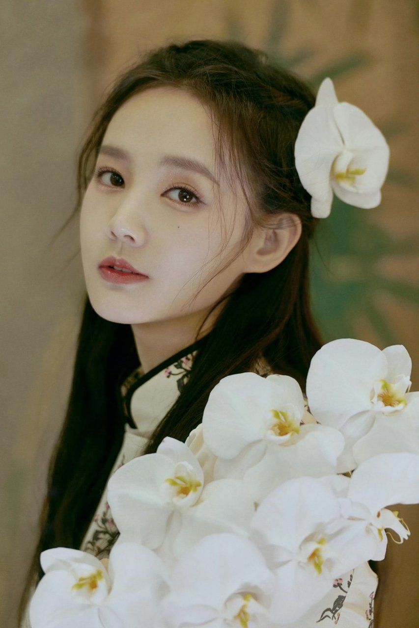 李一桐美得像朵花