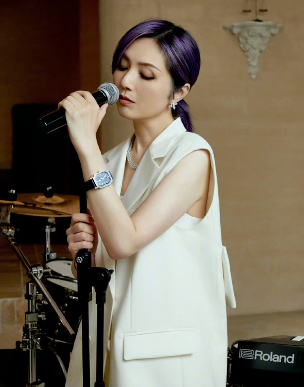 杨千嬅偏爱紫色发型