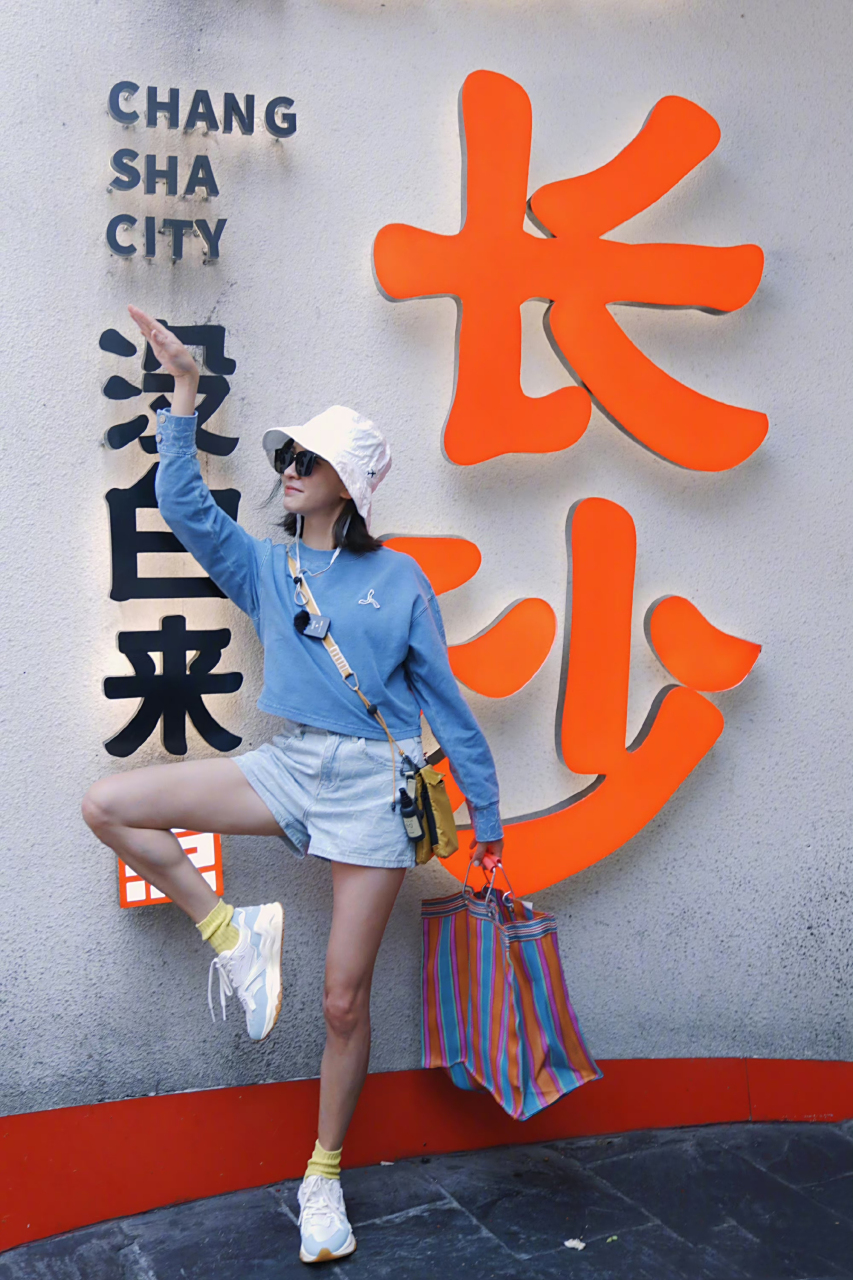 陈意涵湖南长沙打卡,这腿长目测一米八的感觉