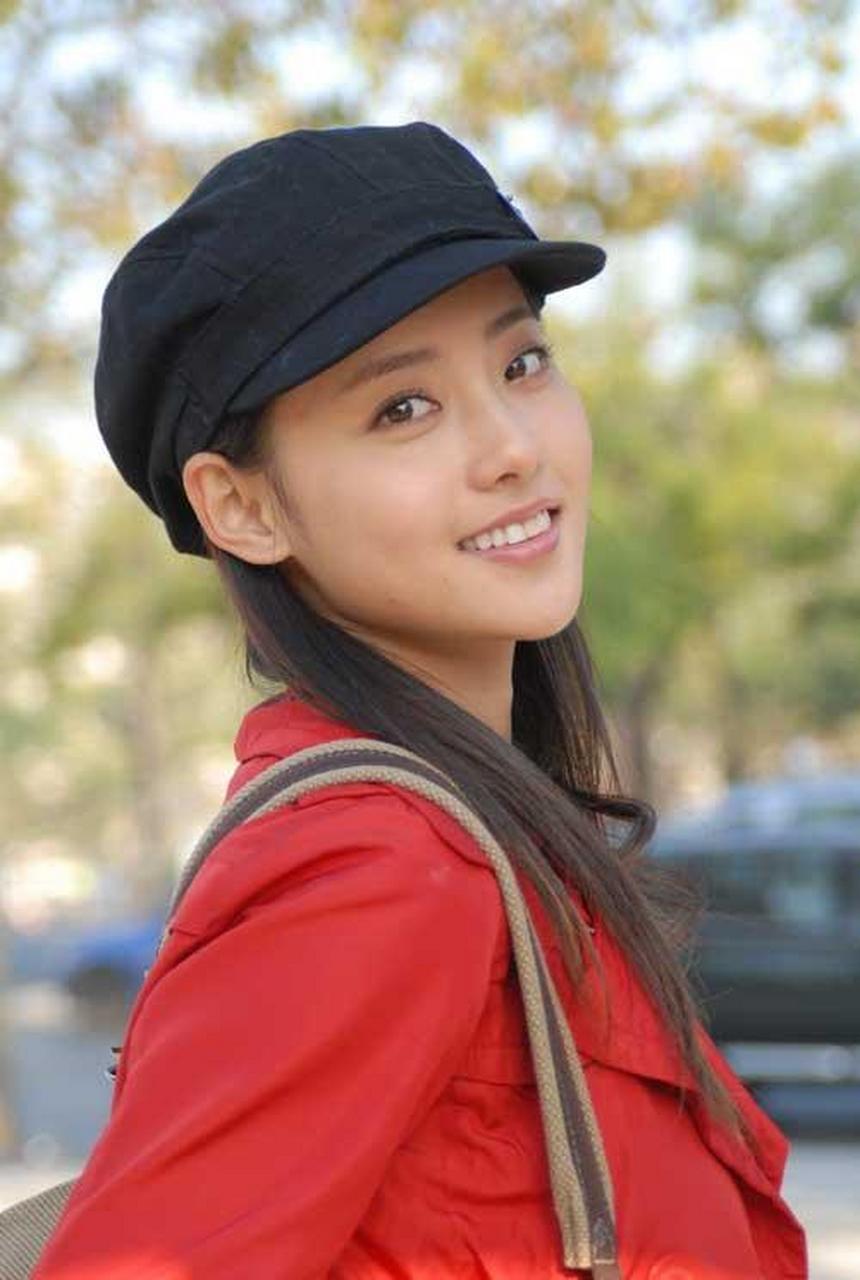 娱乐# 张嘉倪因饰演《又见一帘幽梦》中的紫菱而走红,成为很多人心目