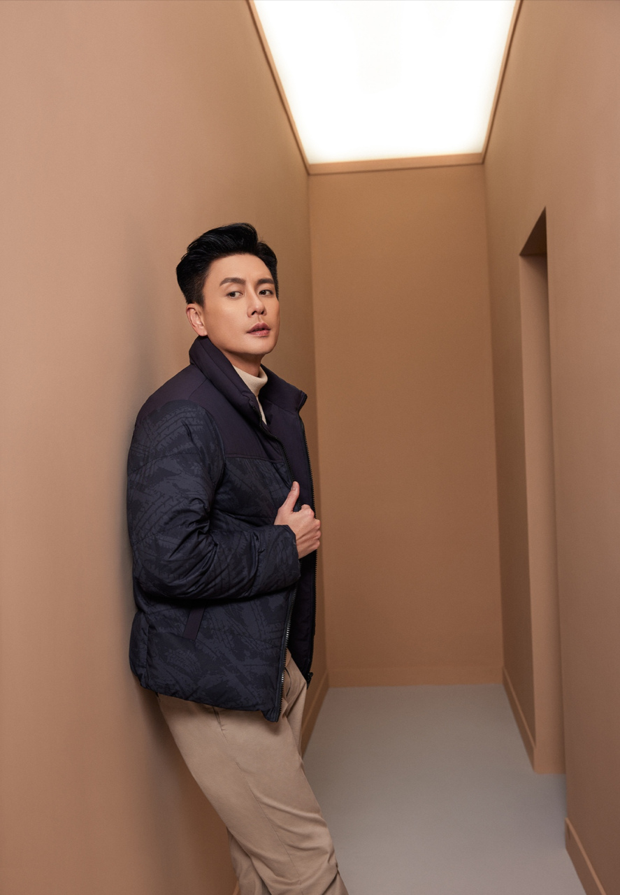 黄宗泽身穿双面夹克,太帅气了