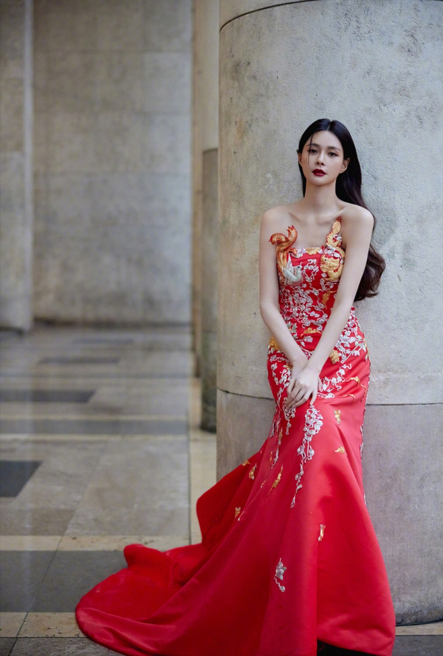 沈梦辰身穿新中式龙凤袍红裙,成为巴黎时装周的亮点