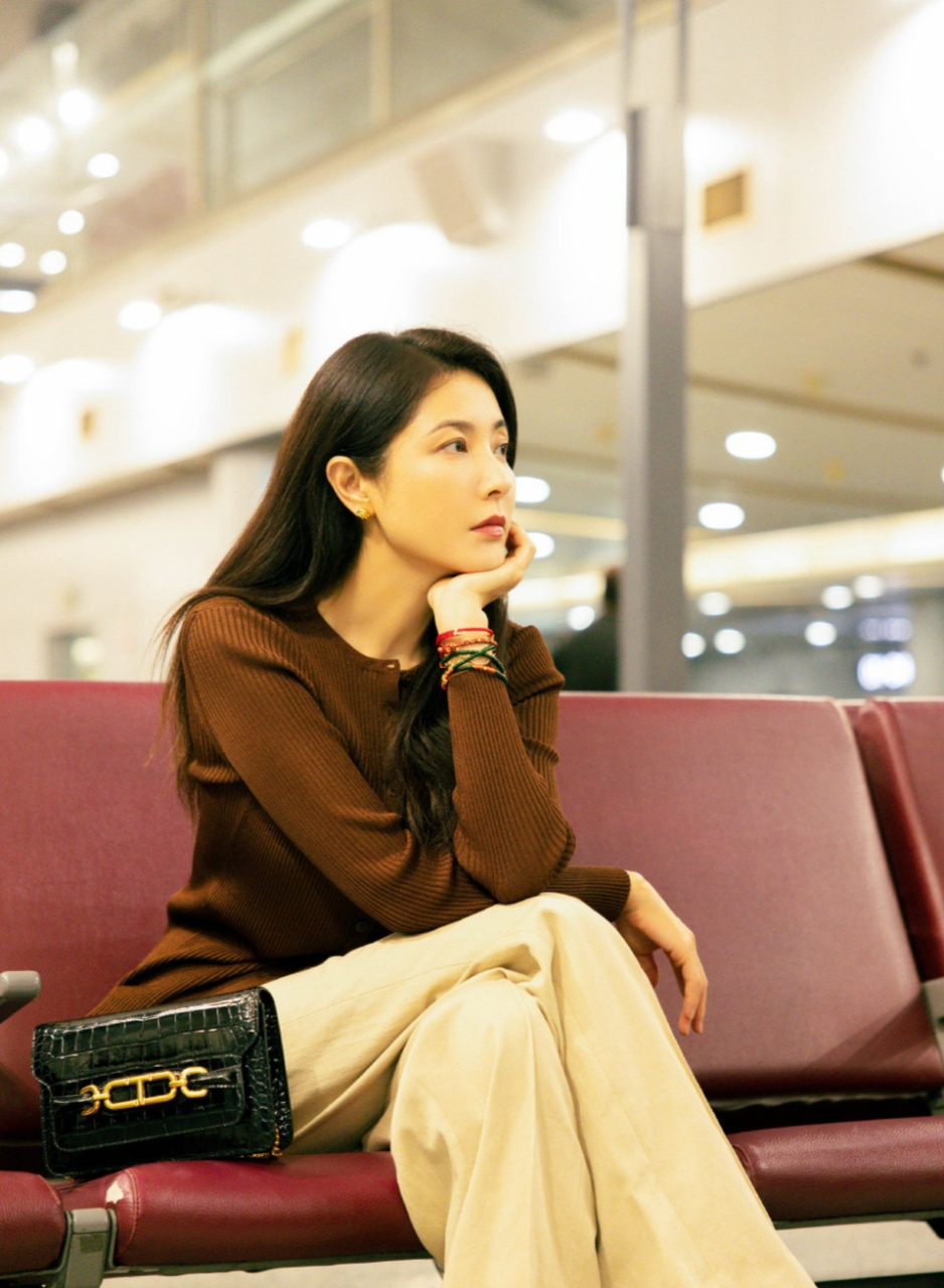 曾黎的这身穿搭很显腿长