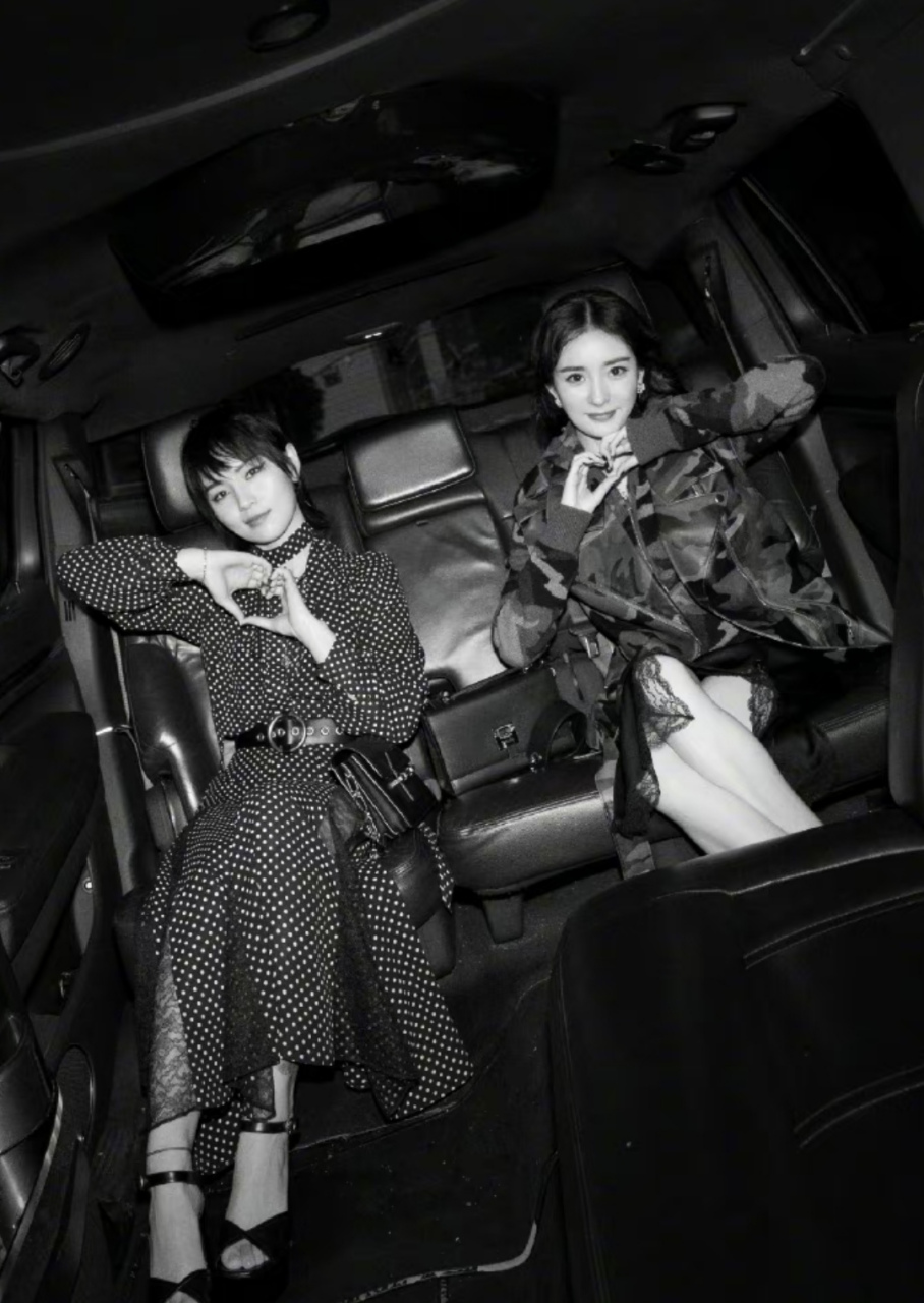 周笔畅与杨幂在时装秀同框,谁更有女人味呢?