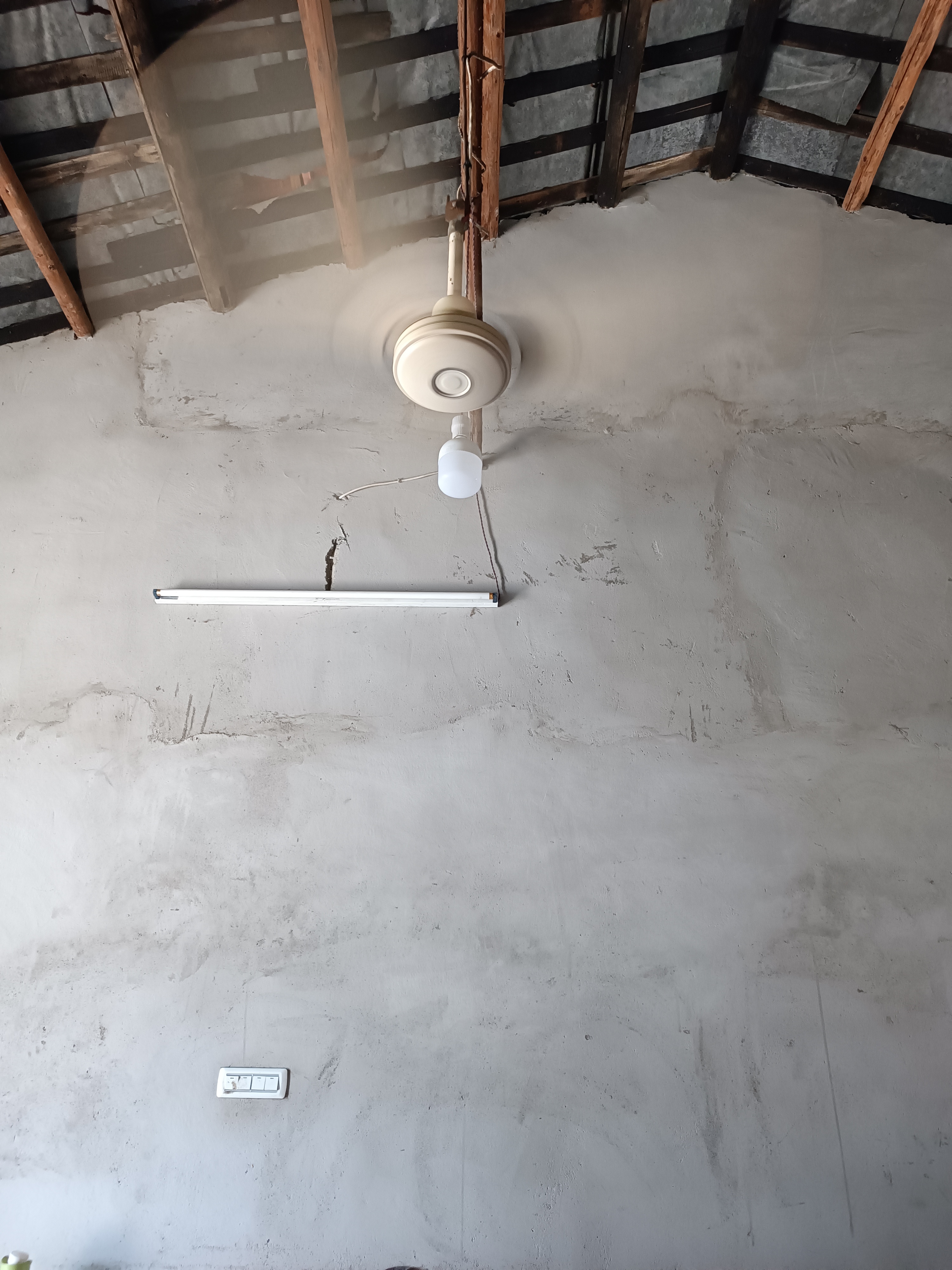 虽然坐在吊扇下,身体仍然在出汗.