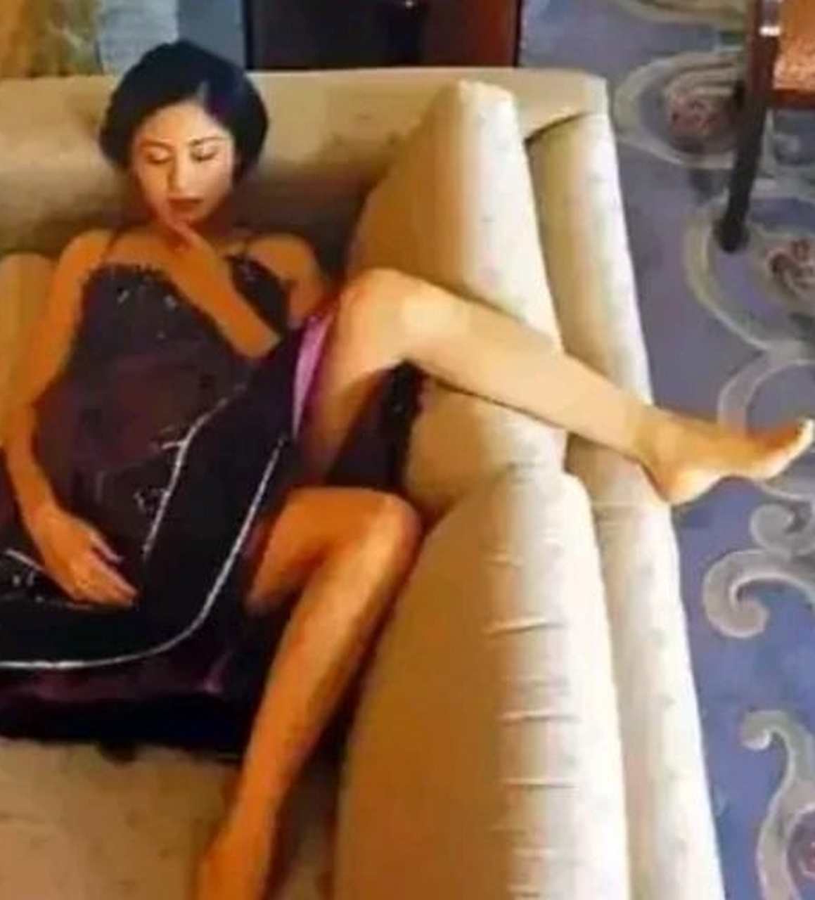 陈红年轻时也是个大长腿,从她在陈凯歌家的这张老照片可以看出,确实