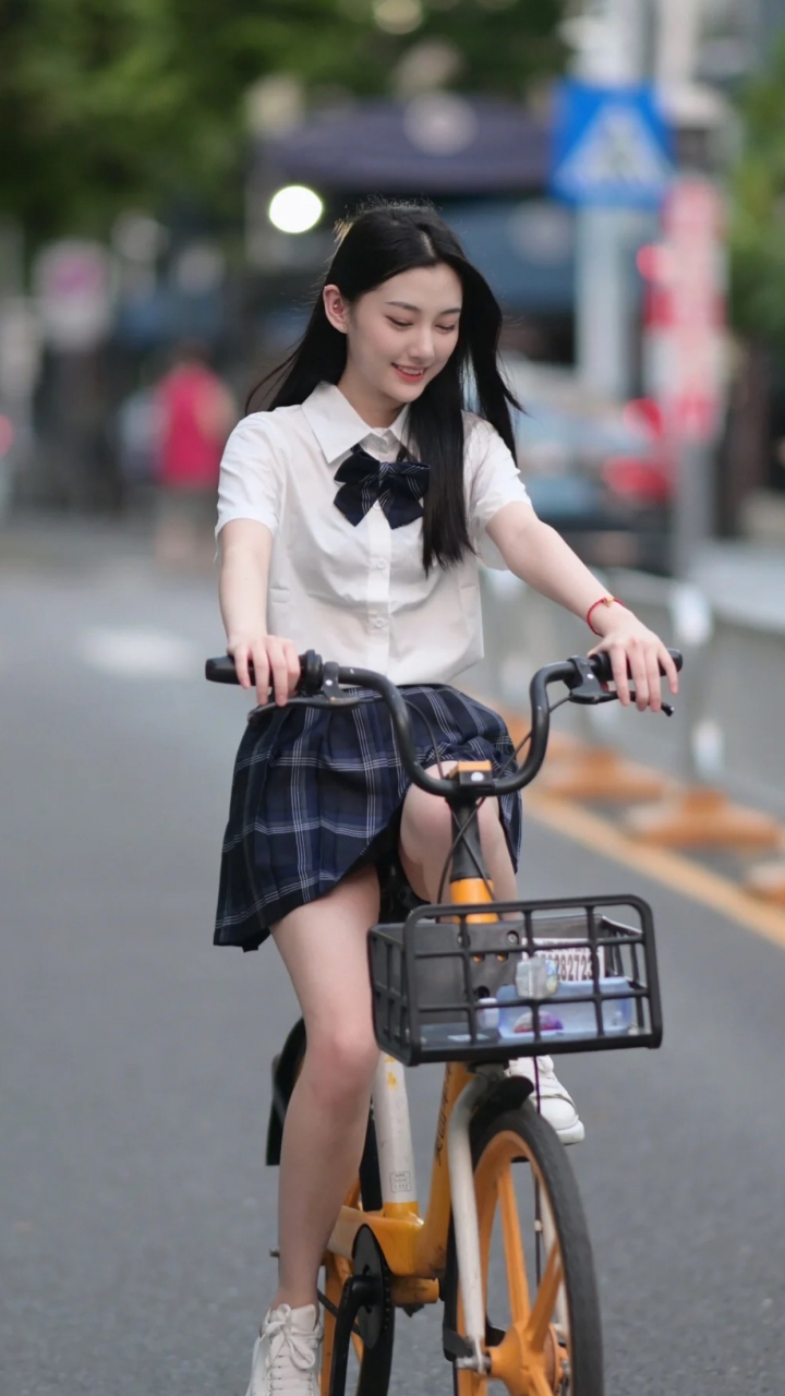 漂亮的小姐姐骑着自行车的样子真可爱