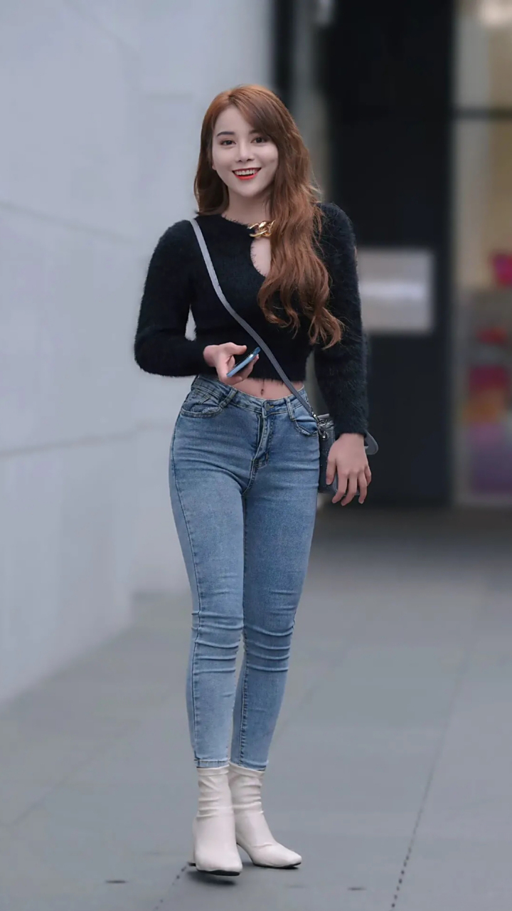 蓝色牛仔裤搭配黑色长袖针织上衣好看又性感