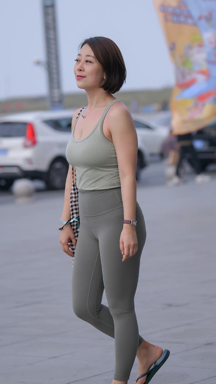 圆润饱满的屁股,微胖的身材,简直就是人间尤物