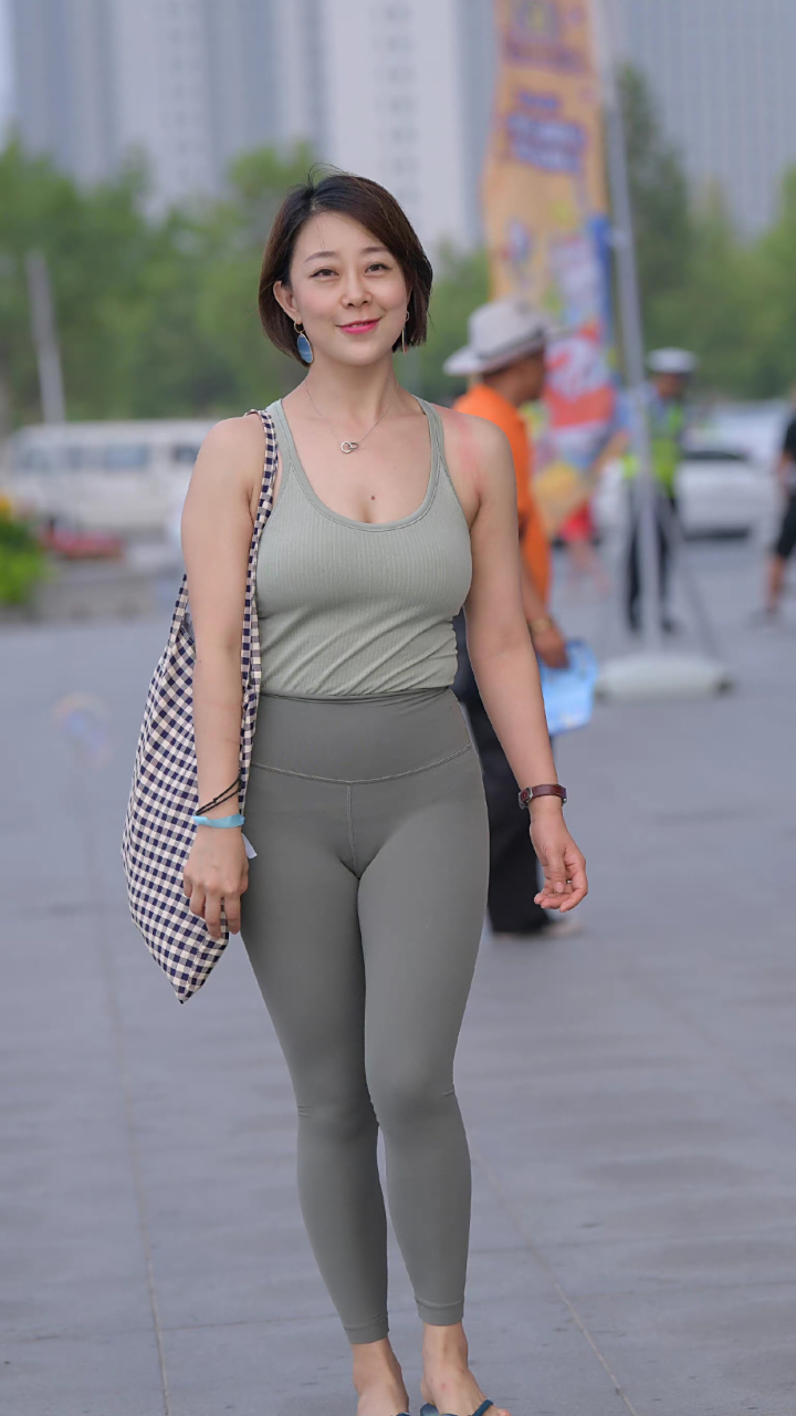 圆润饱满的屁股,微胖的身材,简直就是人间尤物