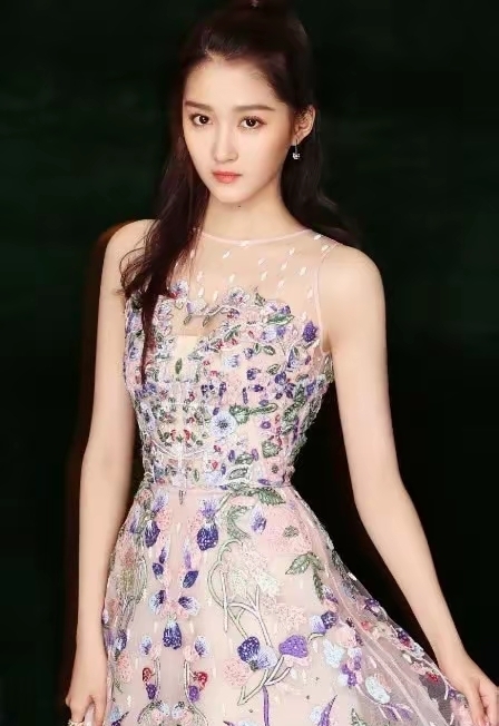 关晓彤身穿精美礼服,优雅气质尽显无遗.#女明星颜值排名