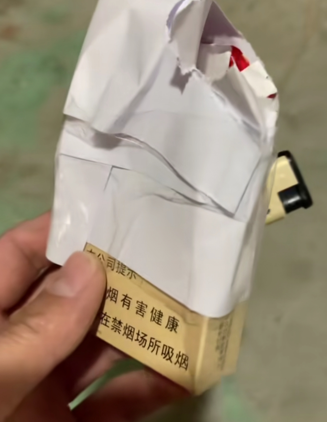 儿子看见我抽烟就问我要烟盒盖子,家里,身上都没有一包完整的烟了.