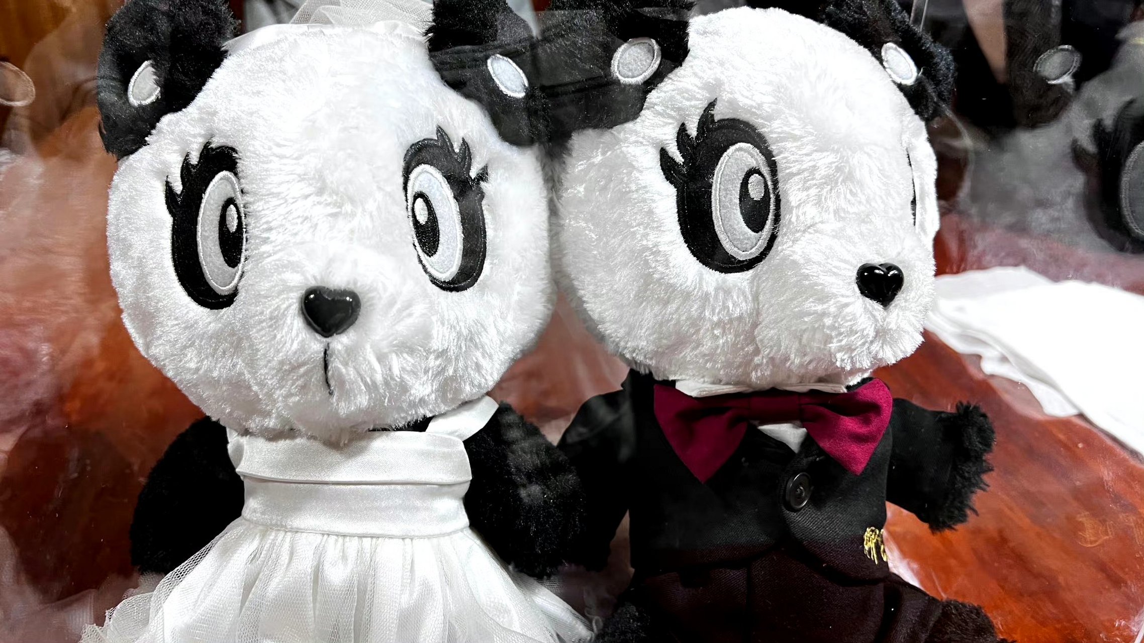 钟汉良空降粉丝婚礼现场唱宠爱,送定制专属黑花和演唱会门票,太贴心了