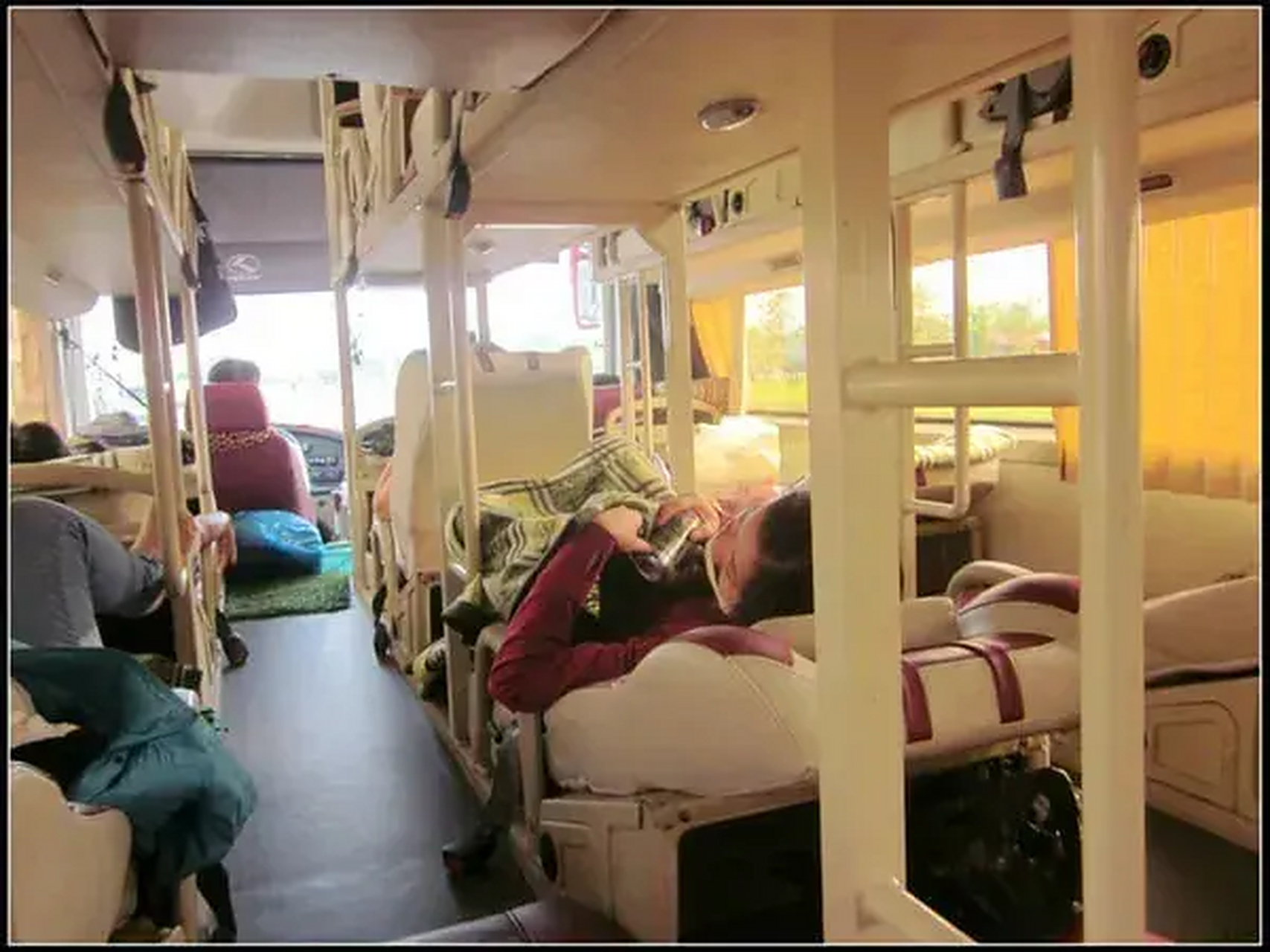 2001年,放暑假跟我爸坐长途卧铺大巴回家,双人位我睡在里边,我爸睡在