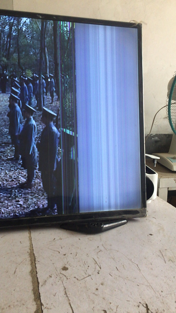 康佳led43m60c液晶电视一边图像正常,一边有竖条,是屏坏了吗?