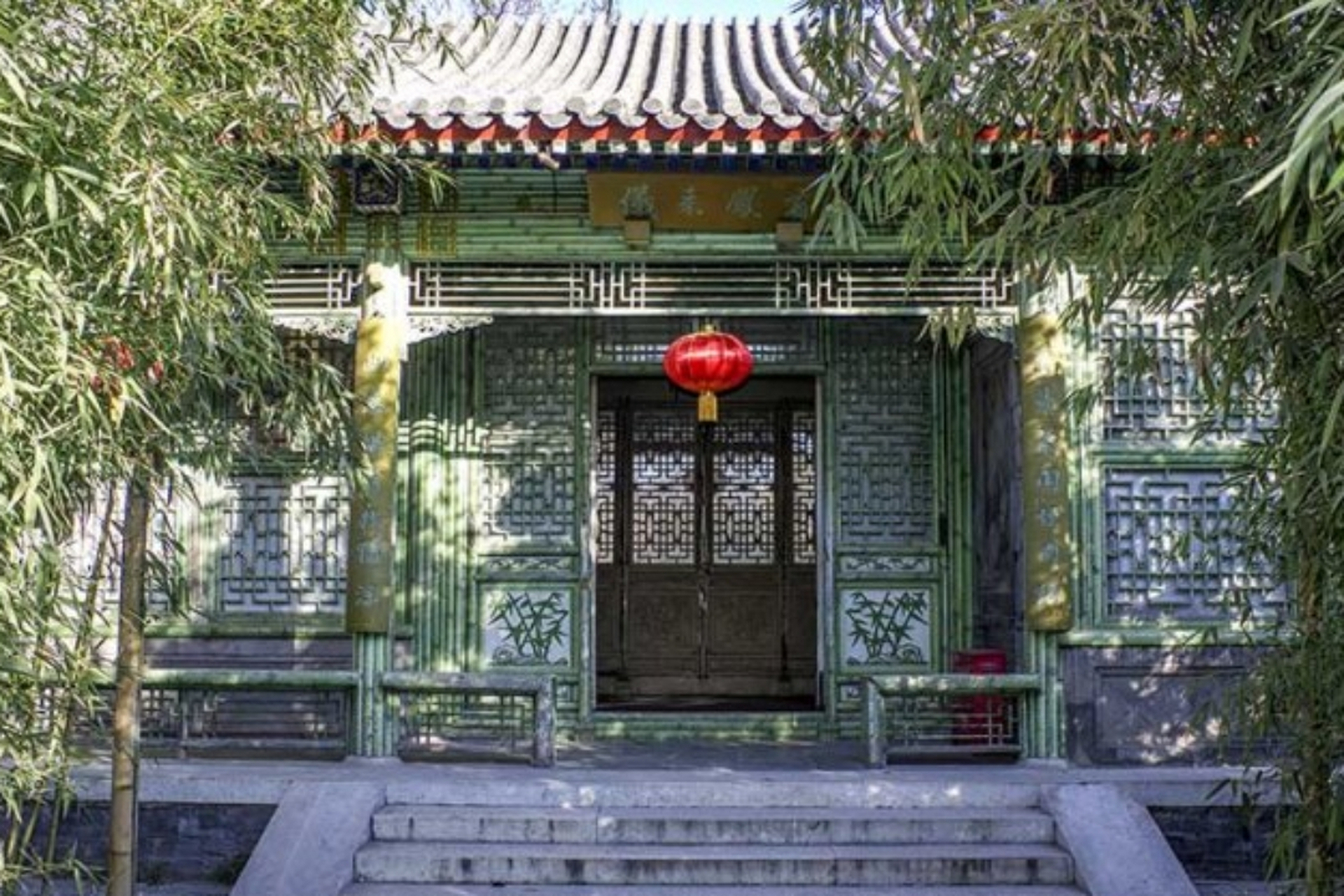 潇湘馆的匾额是:有凤来仪.说明住在这里的人是凤凰. 2.