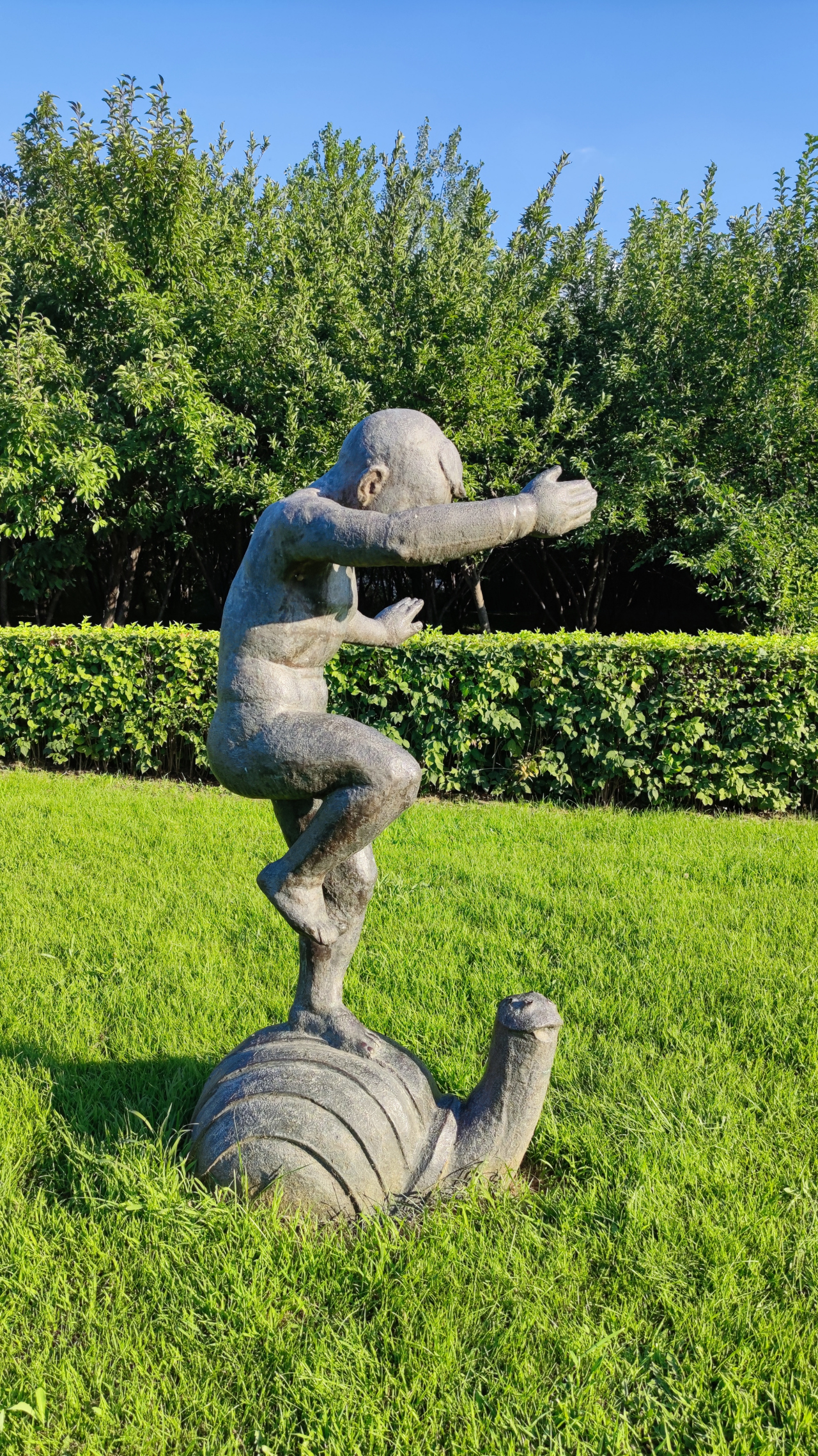 当一个孩子学会了低自尊地讨好别人,并不是懂事,更不是什么好事