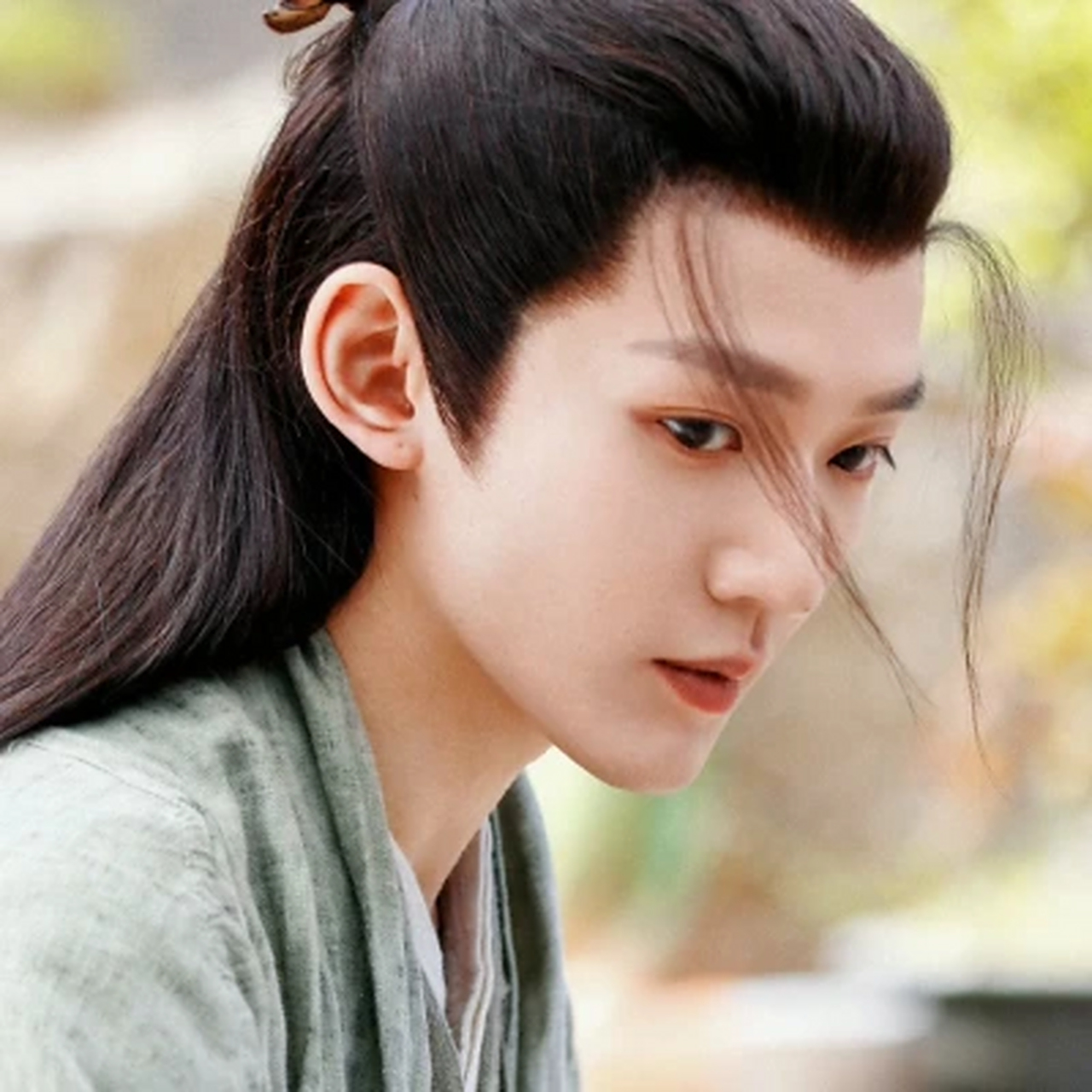 叶十七"墨黑长眉,清亮眼眸,笔挺鼻子,薄薄嘴唇,身长玉立,俊若修竹