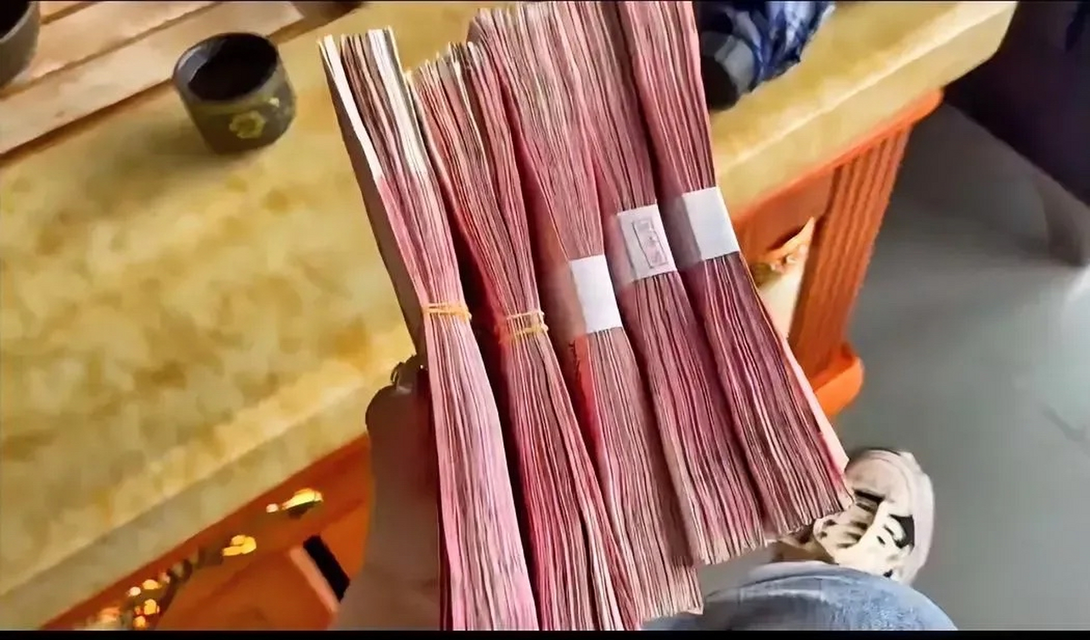 今天我有个远房亲戚来找我借50000块钱,他说家里有点急事,半年以后还