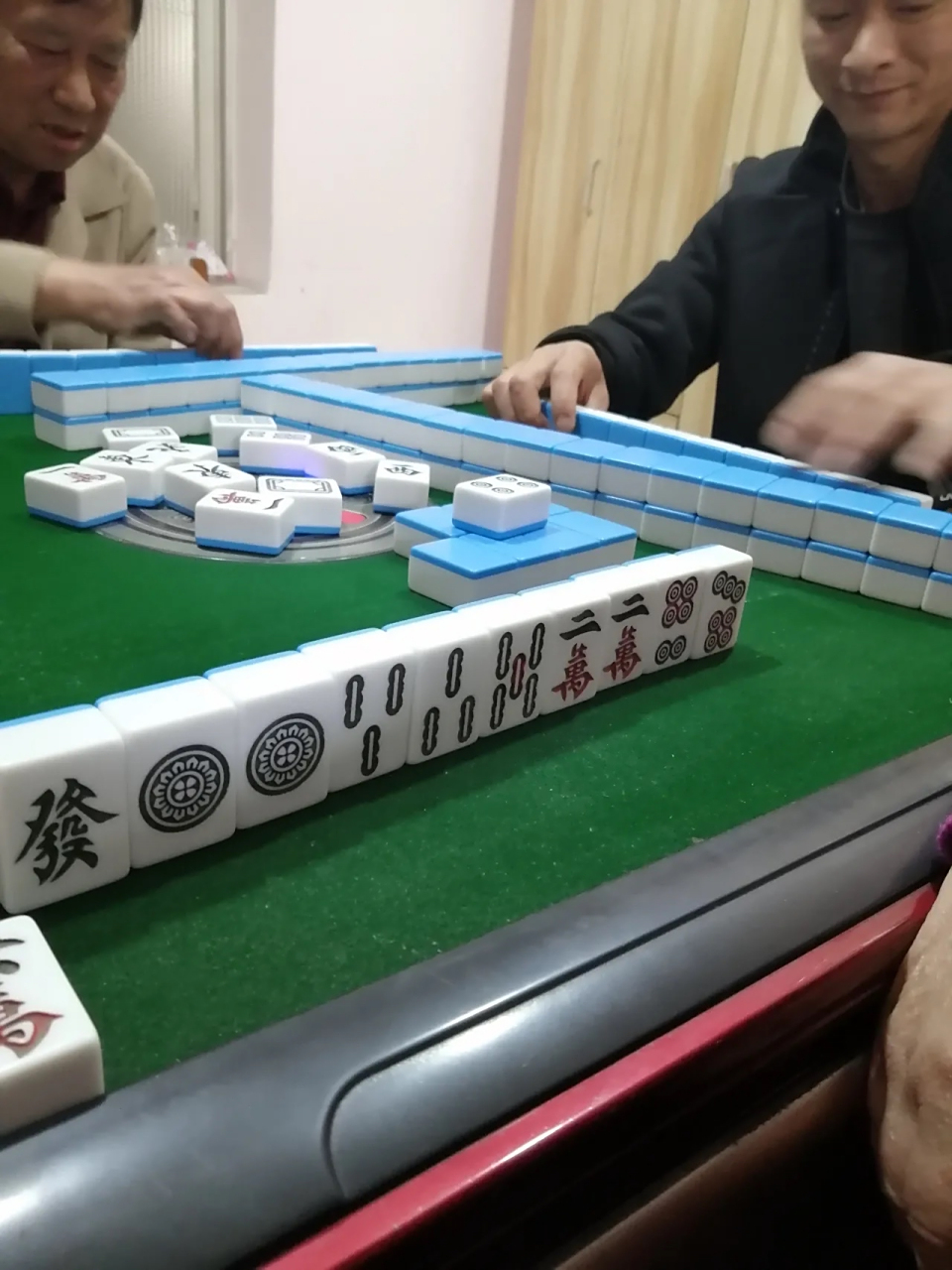 真不想打麻将了,打十五元的卡五星,今天竟然输掉了一千三百元,火背