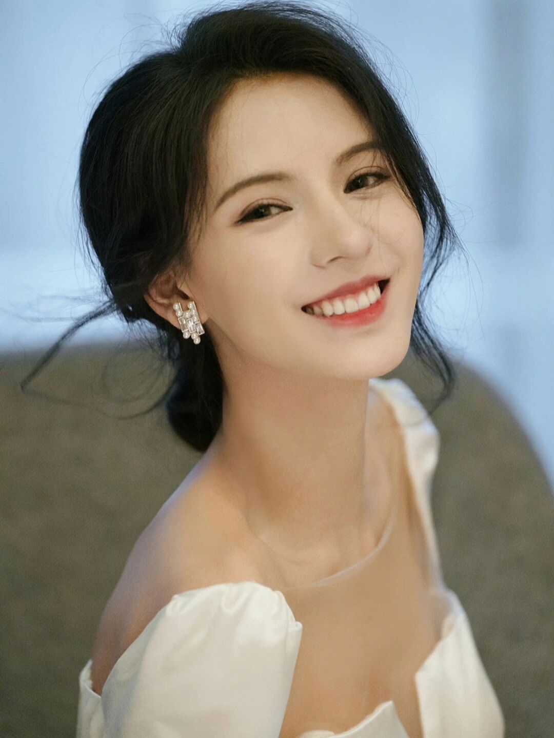 机场偶遇张靓颖,她本人个子不好很瘦很白,体重也就80斤左右,本人比