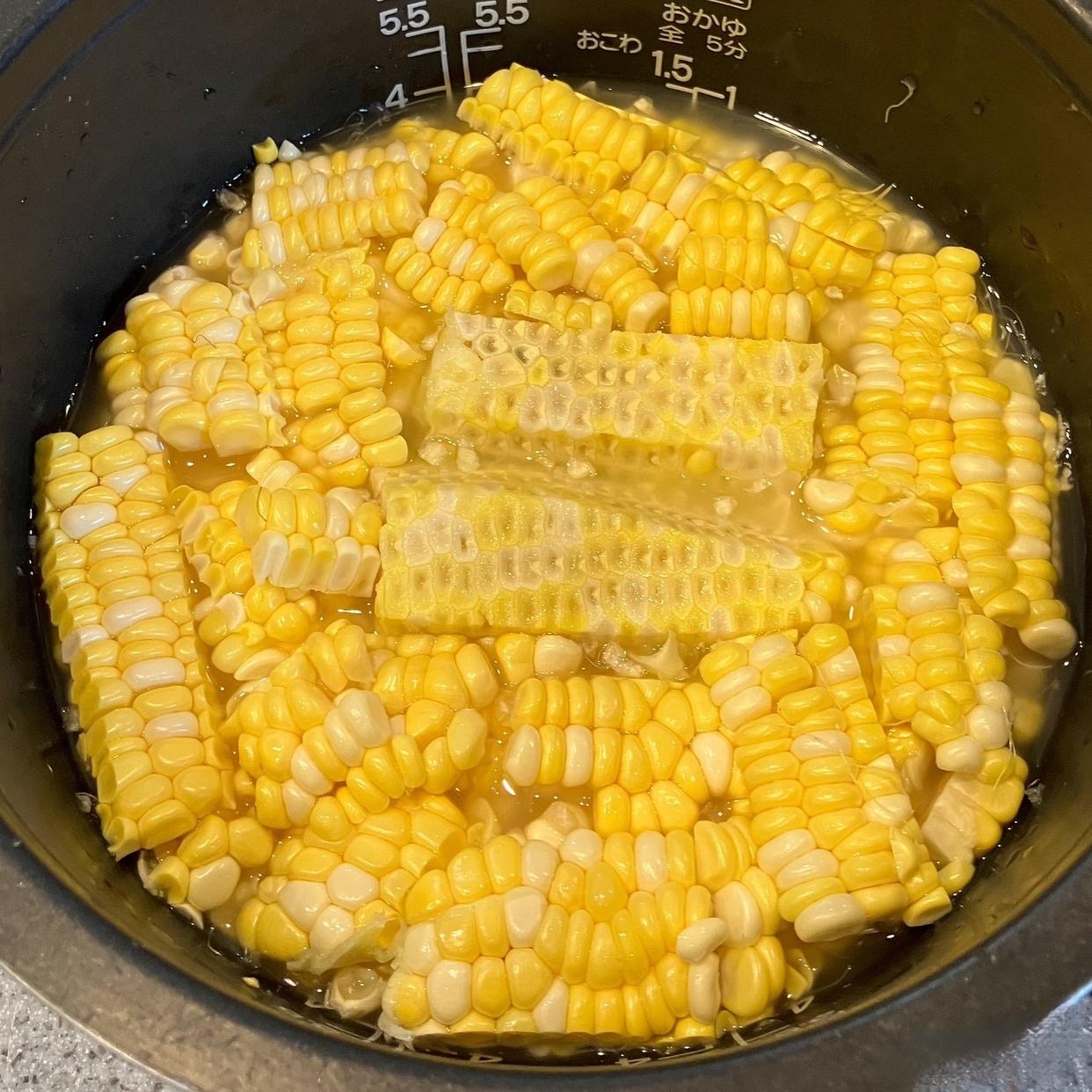 她灵机一动,提议把玉米切碎后放入电饭锅煮