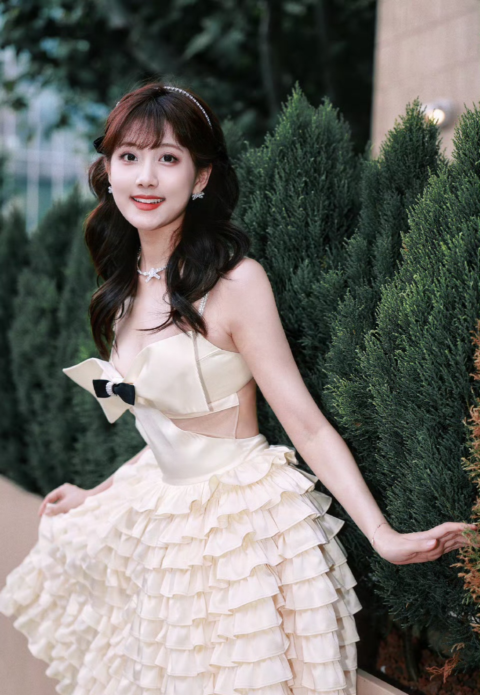 李艺彤身着一袭奶油色公主裙,宛如童话中走出的少女