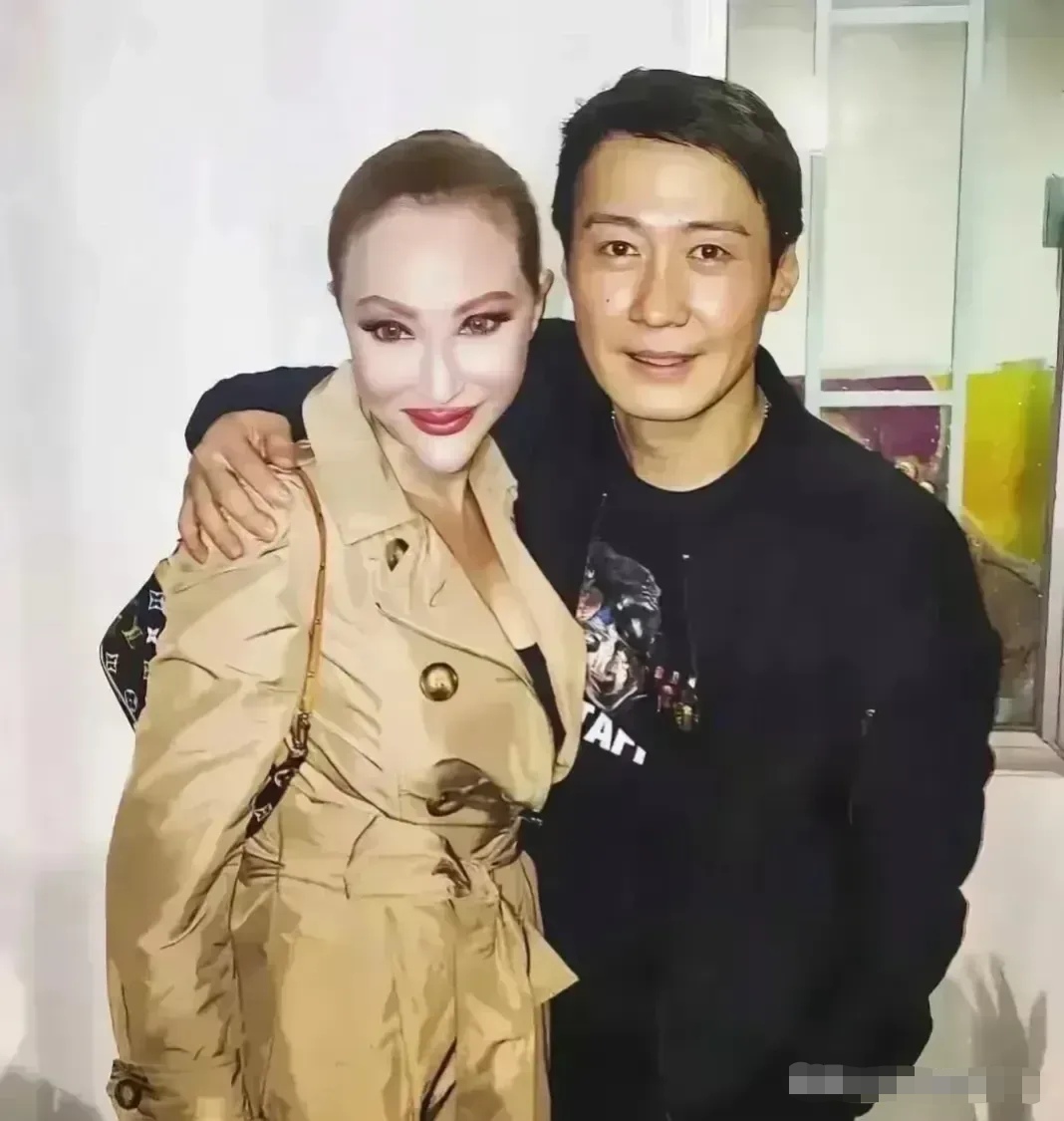 不是吧,四大天王黎明胆子真够大哦,佩服!他搂着这个是人还是一面具?