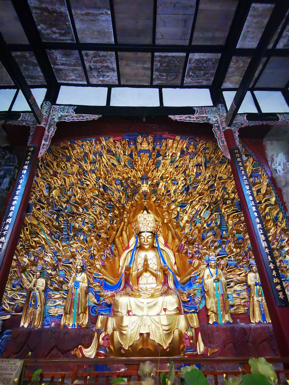 历时八年,修葺一新的大足石刻宝顶山千手观音像