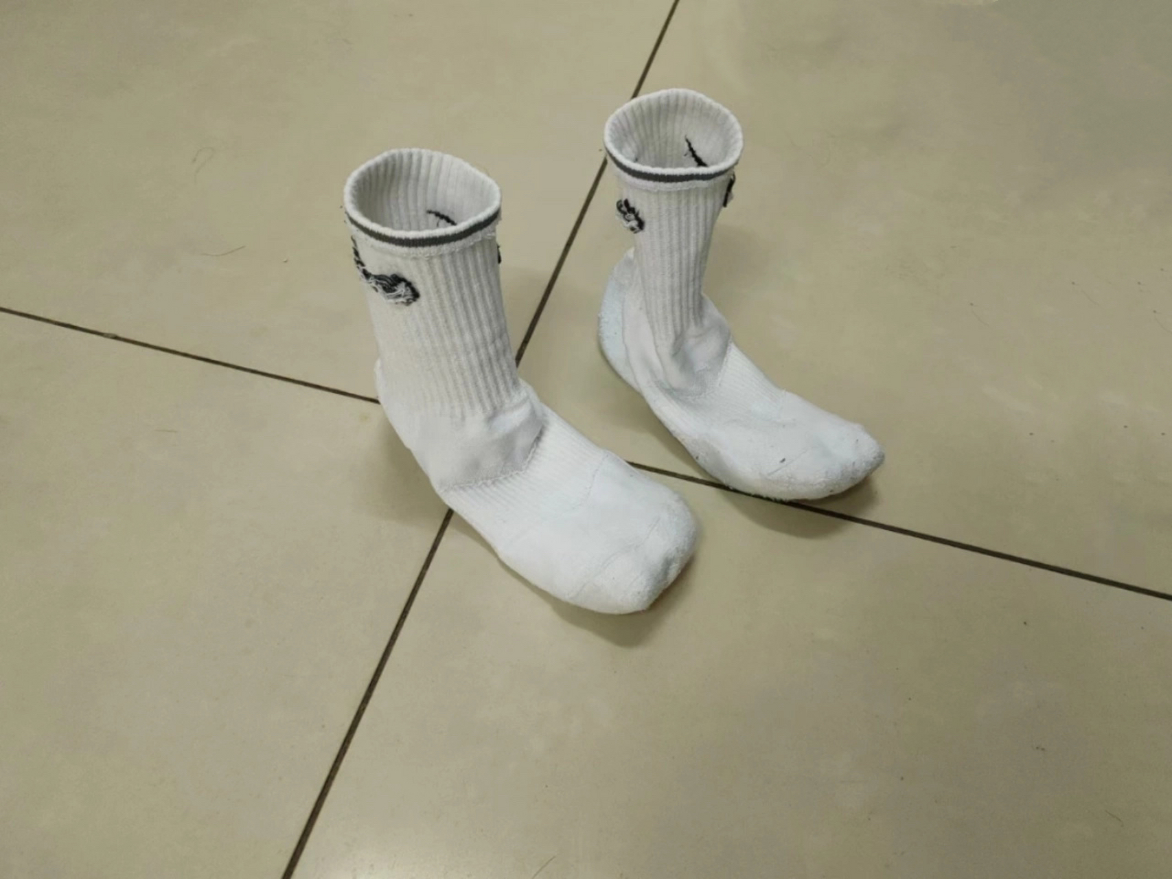 原来跑步后,袜子真的可以立起来