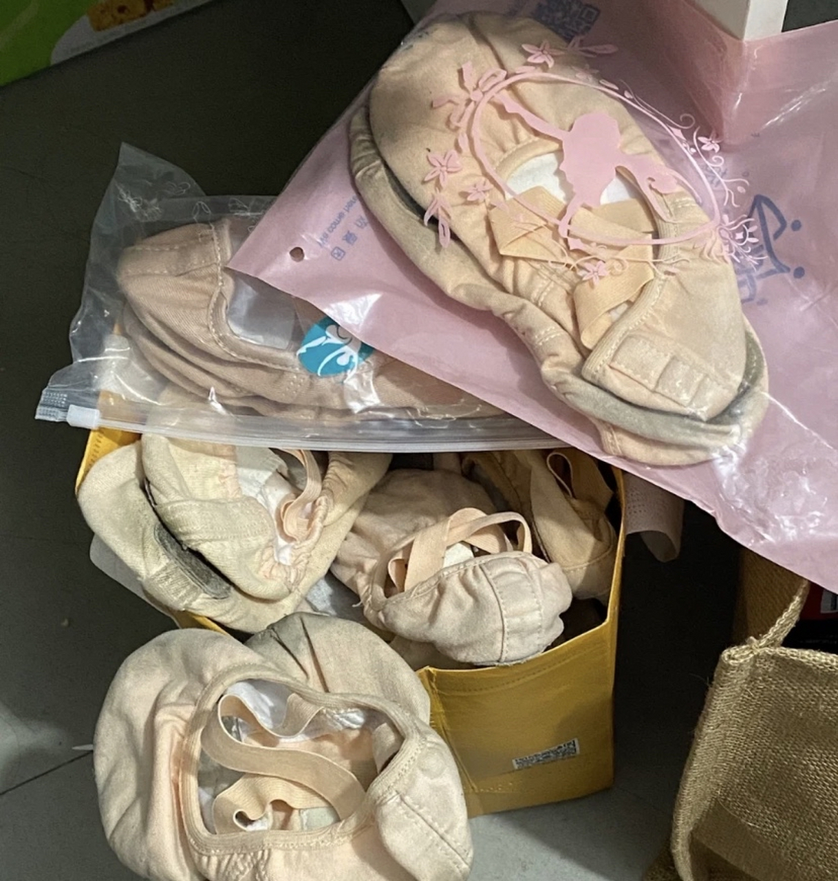 一袋舞蹈鞋,味挺大的