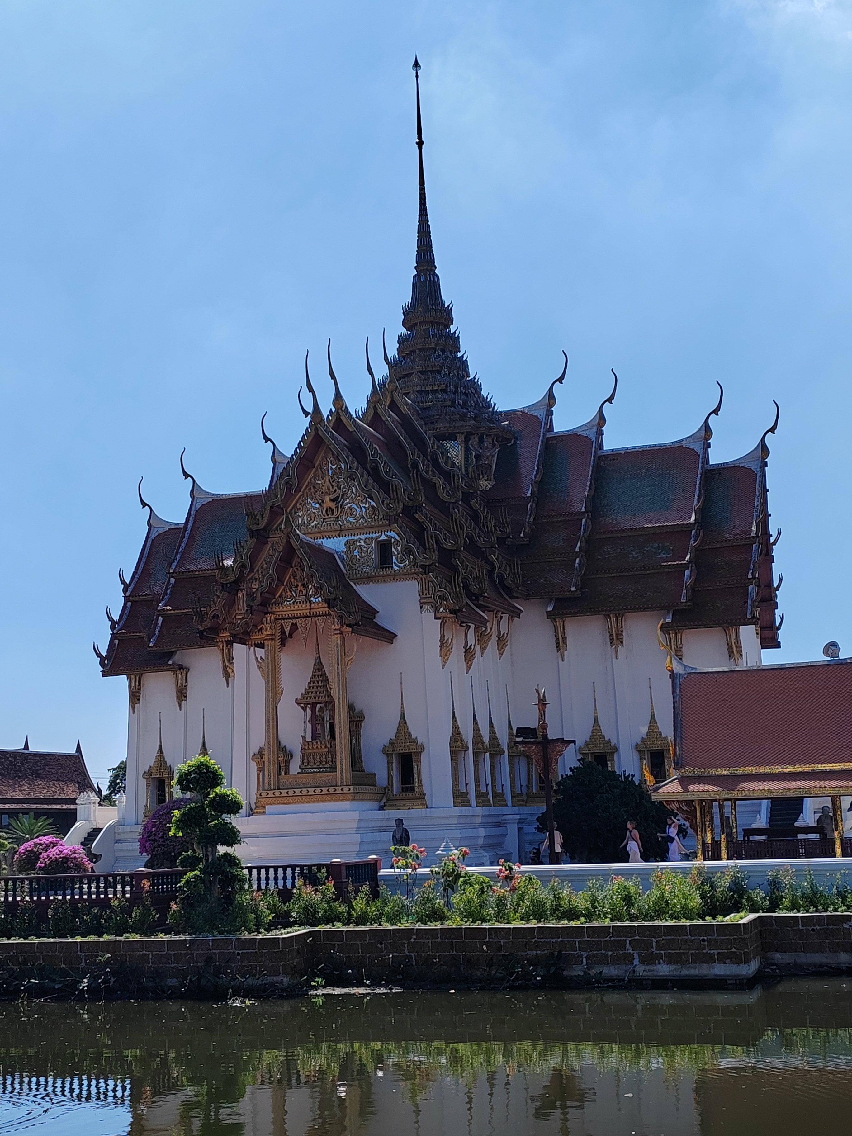 98这座白色建筑位于泰国的清迈省,是一座充满泰国传统风格的建筑.