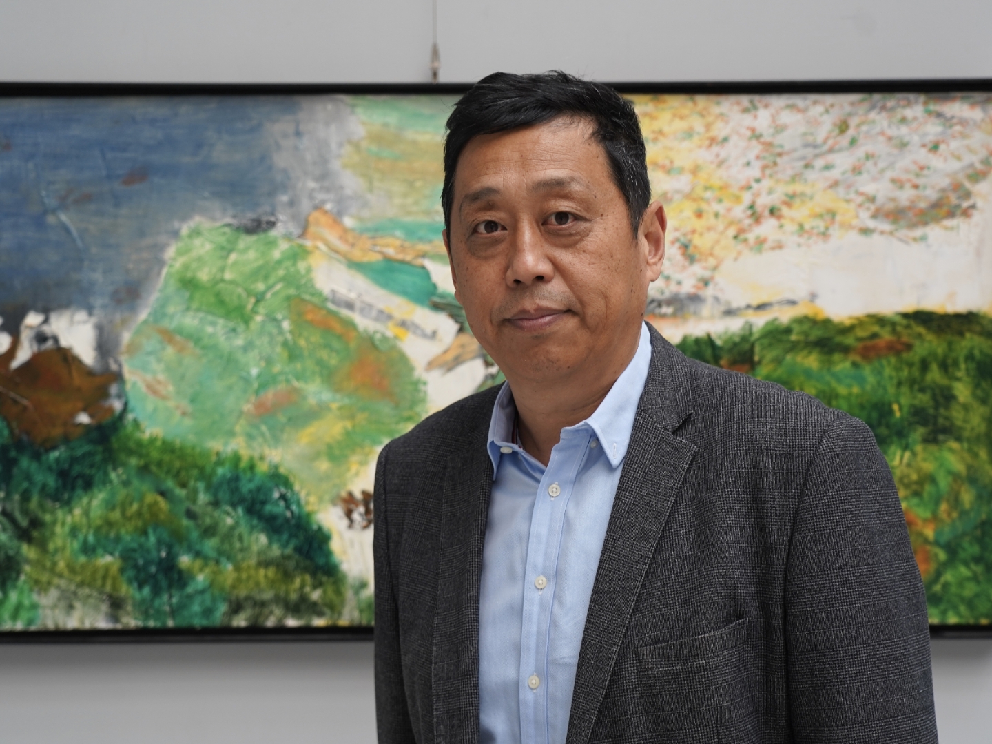 站在画前的他,仿佛与山河融为一体