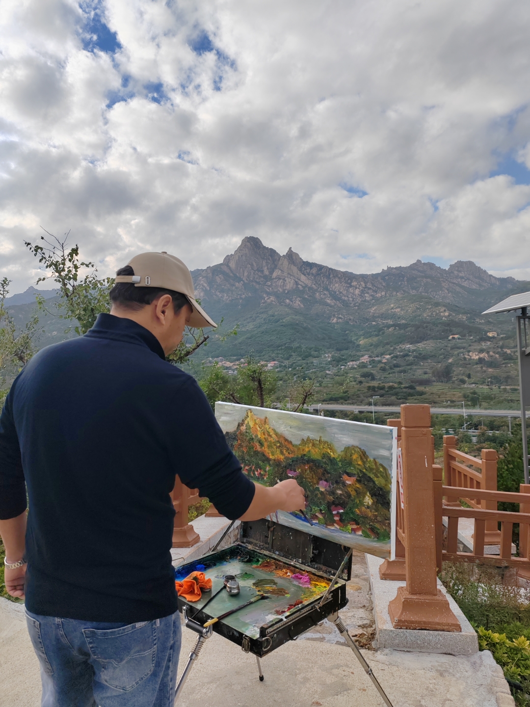 青岛崂山写生基地,在山色湖光中,我用心绘下这幅画,仿佛能感受到大