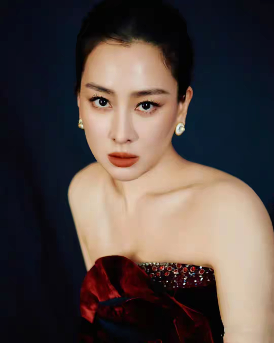 马苏身着酒红丝绒抹胸礼裙搭配低盘发的造型,着实惊艳众人