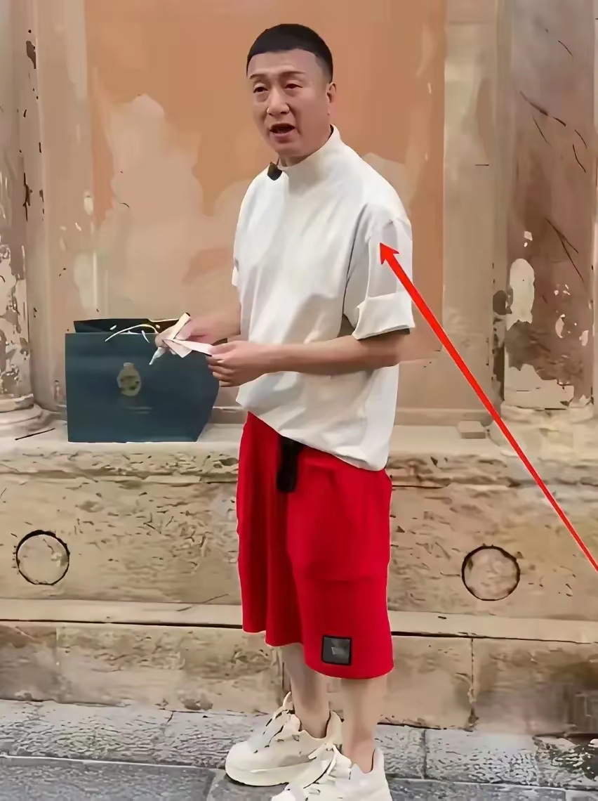 近日,54岁孙红雷在西班牙的近照曝光,一条亮眼的红裤子格外吸睛,不同