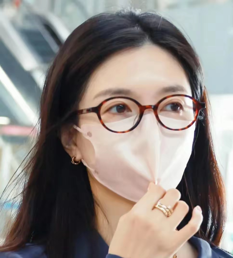 2025年6月9日,江疏影现身机场的新造型惊艳众人