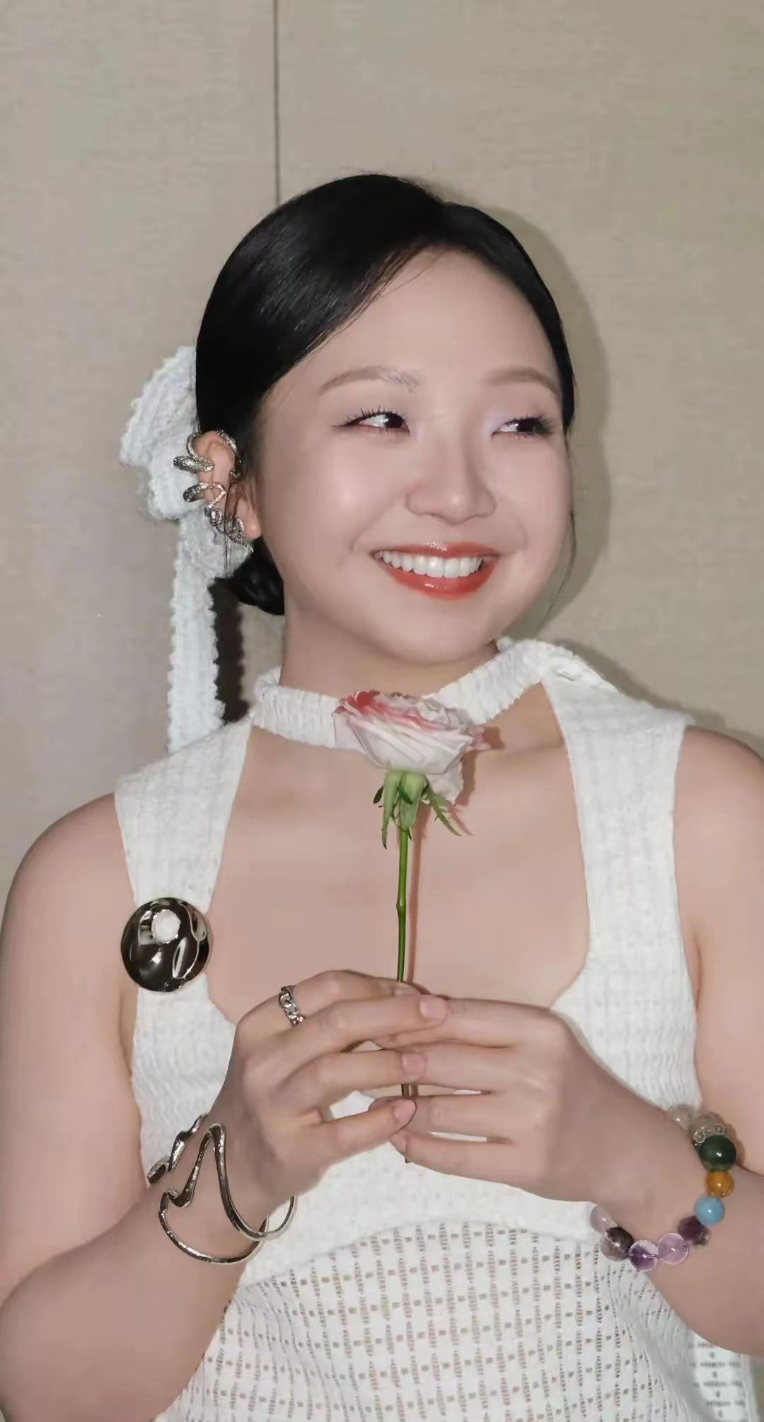 在乘风之夜的舞台上,辣目洋子身着白裙惊艳亮相,一改往日形象,展现出