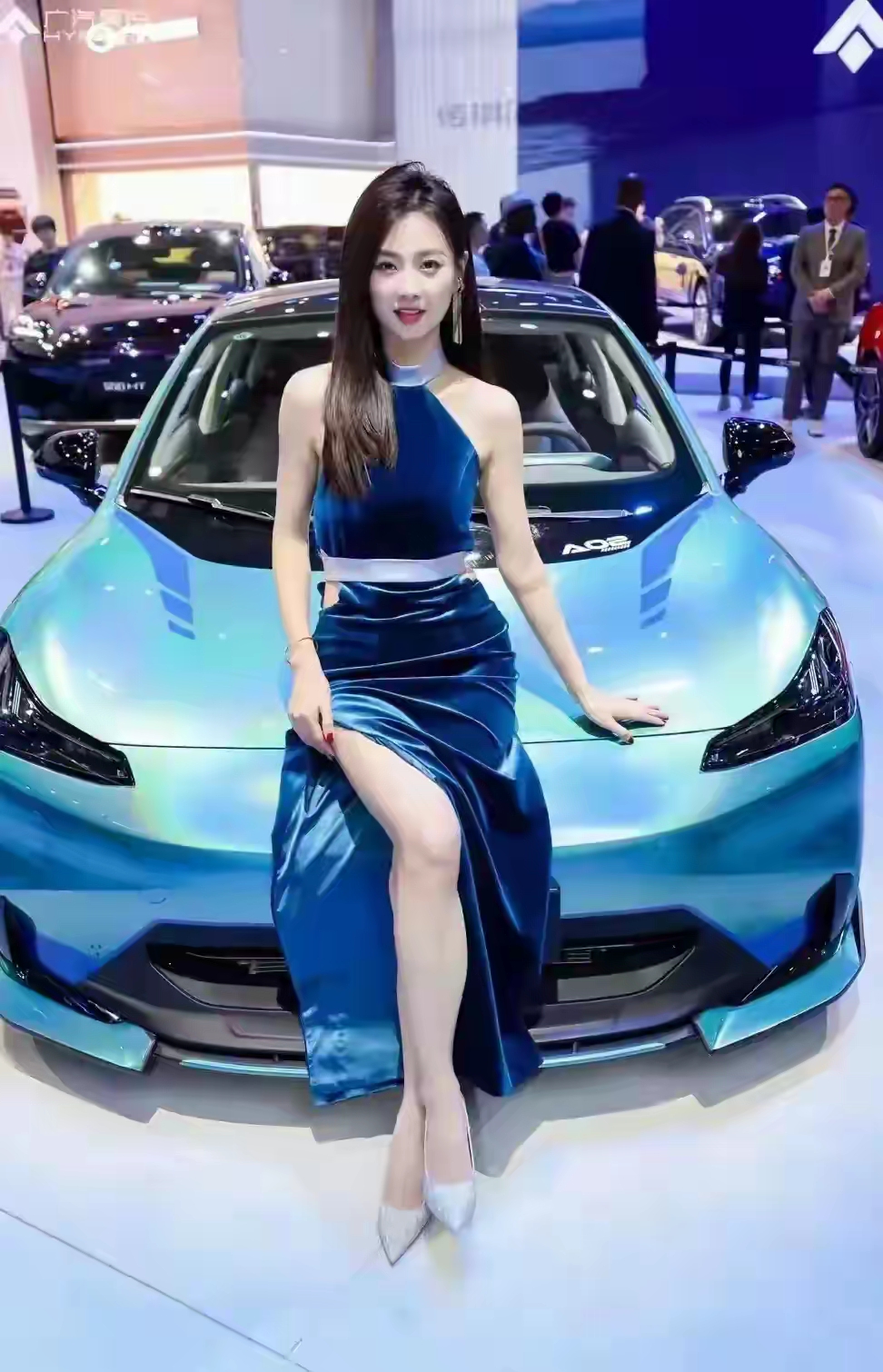 在2025年上海国际车展的热闹现场,苏宁这位车模再度成为了大家目光