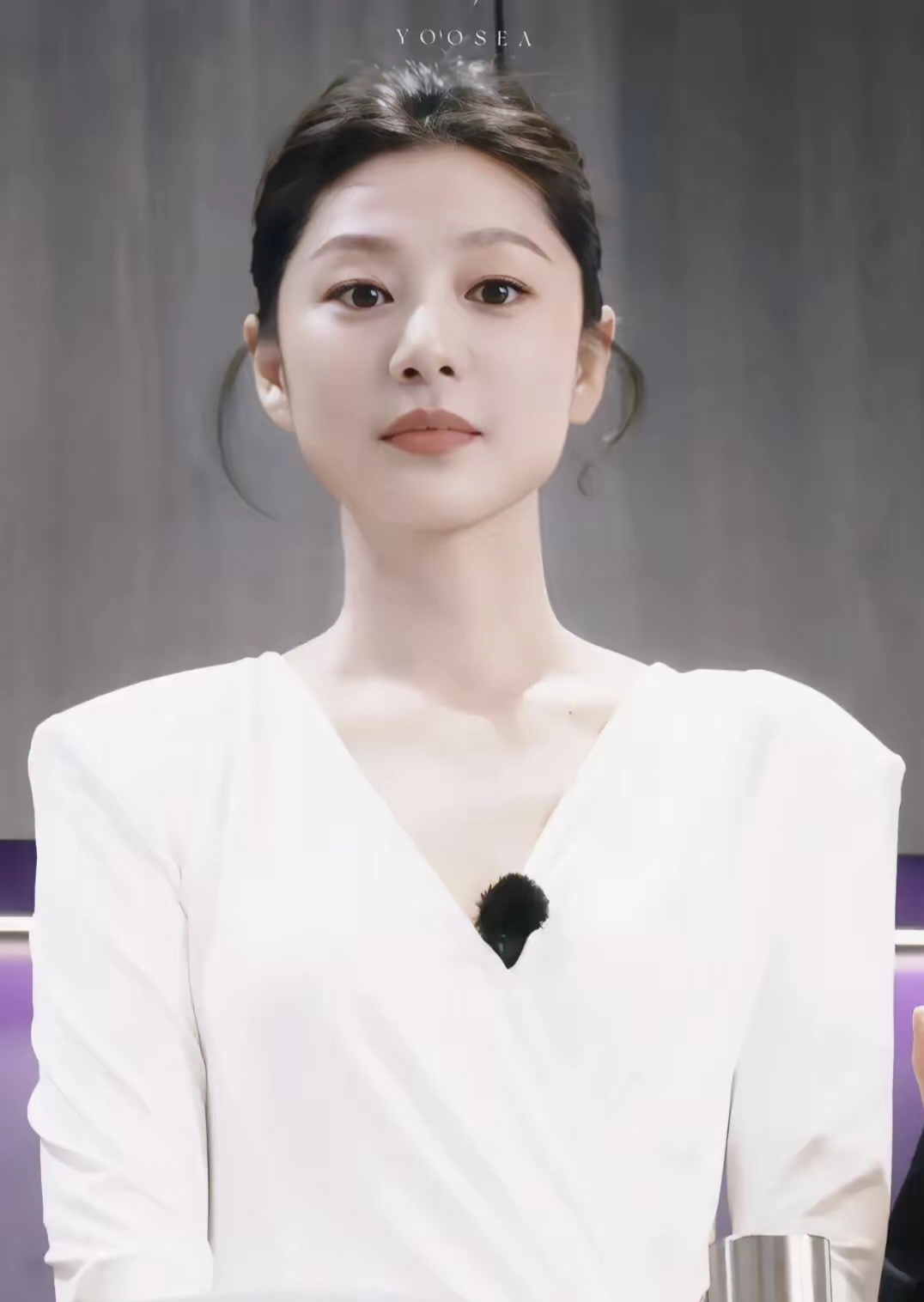 王真儿:白裙翩跹,气质如兰绽光芒