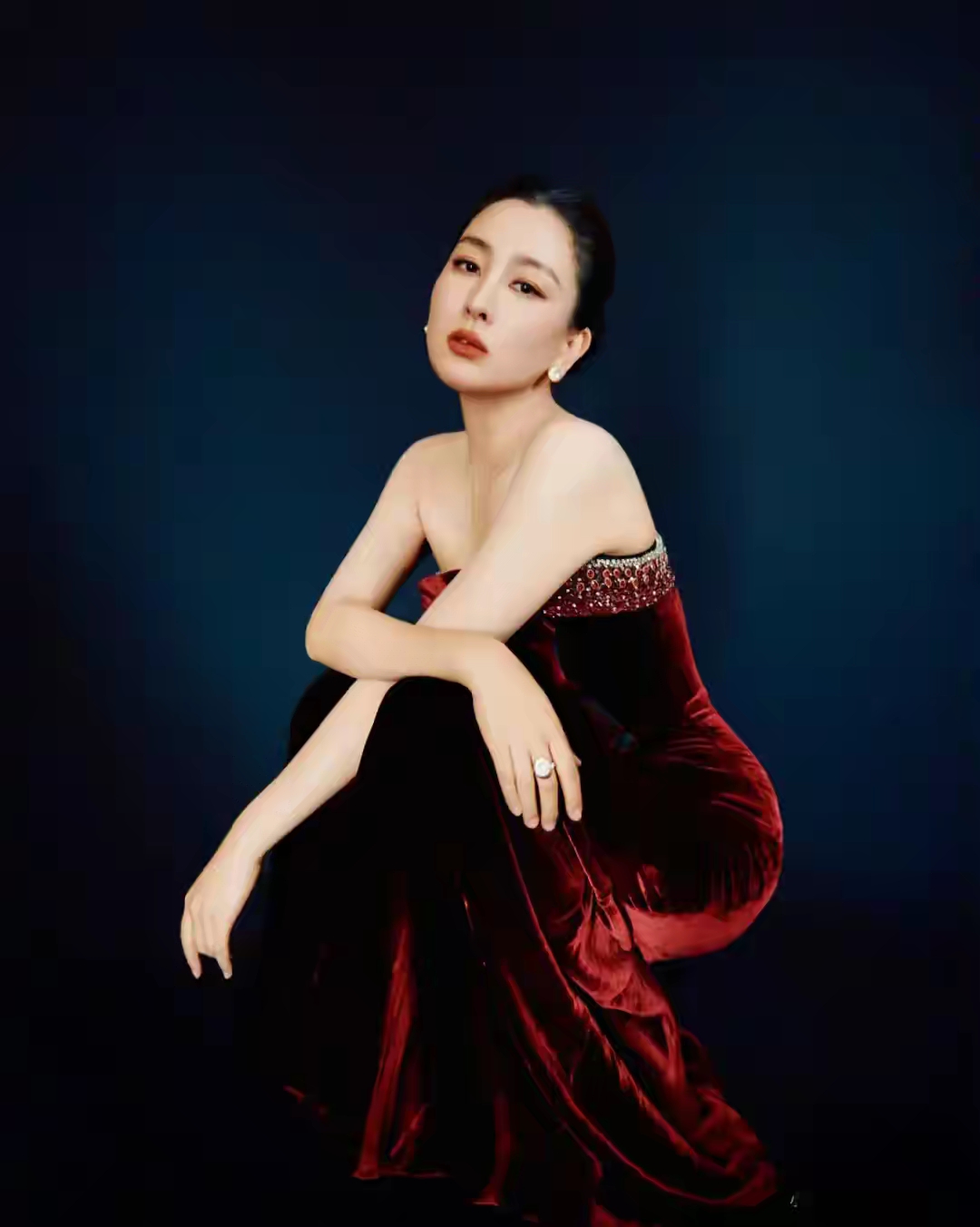 马苏身着酒红丝绒抹胸礼裙搭配低盘发的造型,着实惊艳众人