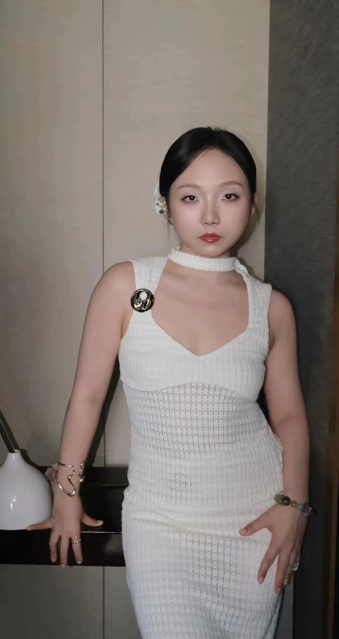 在乘风之夜的舞台上,辣目洋子身着白裙惊艳亮相,一改往日形象,展现出