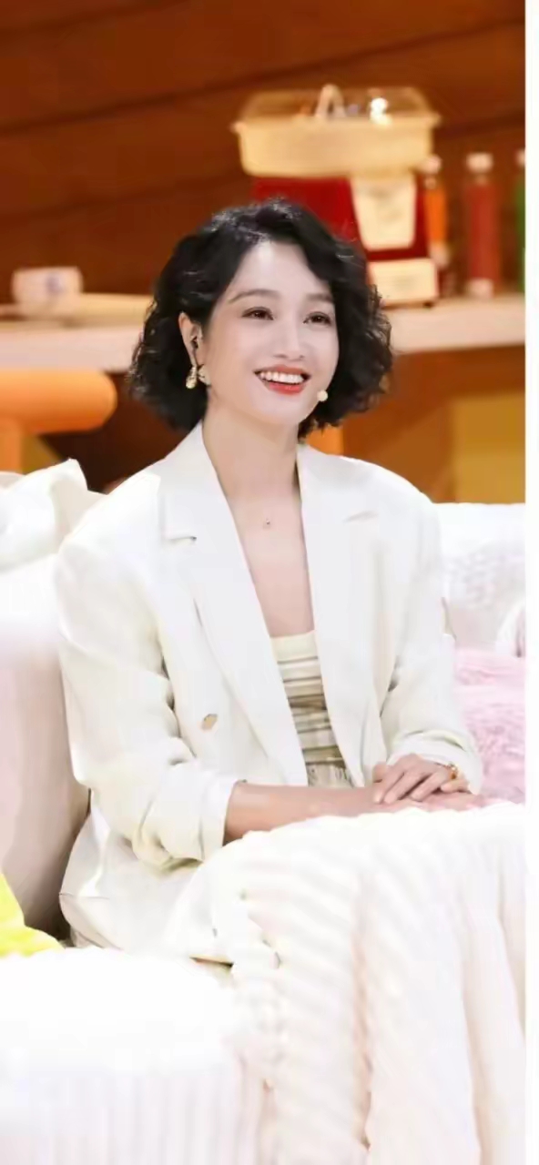 提起朱丹,总让人想起她站在舞台上自信从容的模样