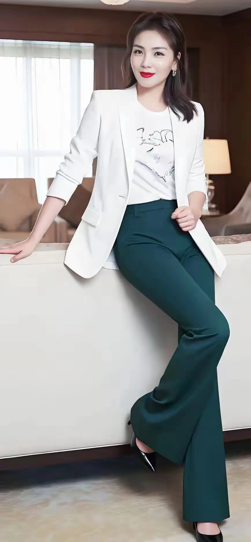 刘涛凭借出众的演技与优雅气质,在演艺圈稳扎稳打多年