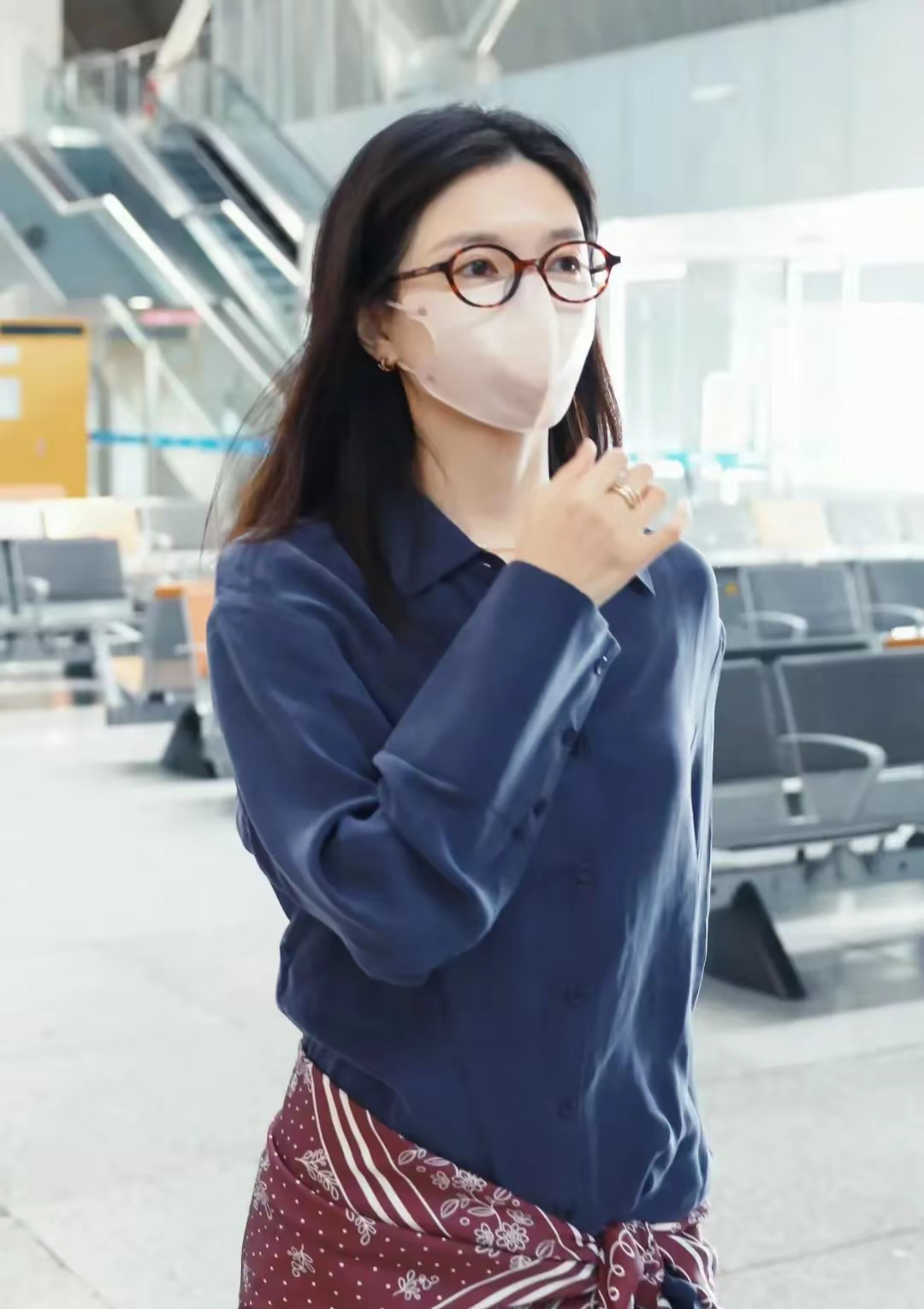 ",相关话题迅速登上微博热搜,阅读量超 江疏影眼镜江疏影戴眼镜图片